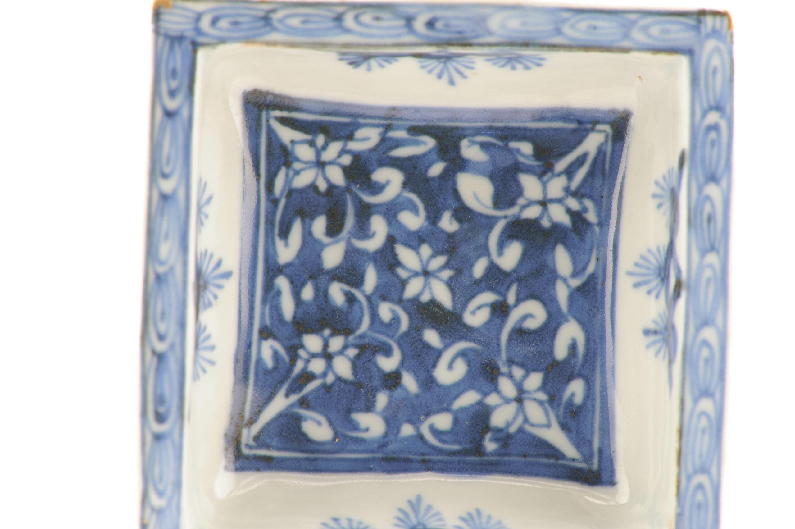 Beau plat de service en bleu et blanc avec au centre une scène florale de lotus décorée au revers, les parois avec des branches et la bordure avec un motif géométrique.
La base porte une marque à six caractères de Chenghua.
Des plats similaires