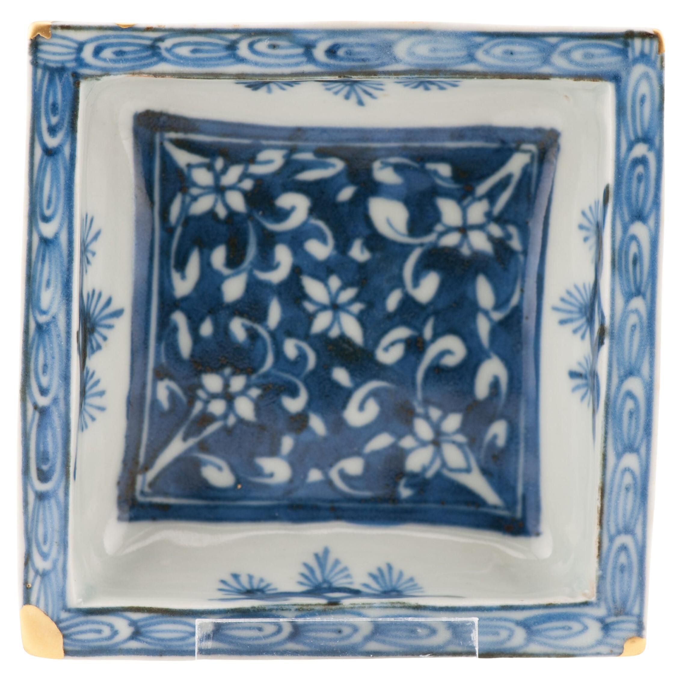 Antiguo Plato de Porcelana China Dinastía Ming, Siglo XVII