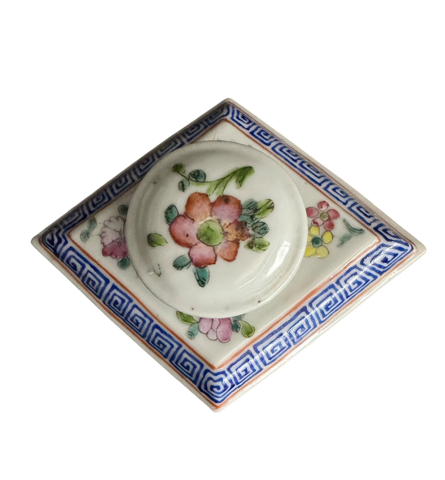 Antique Chinese Porcelain Tea Caddy In Good Condition For Sale In Clearwater, FL
