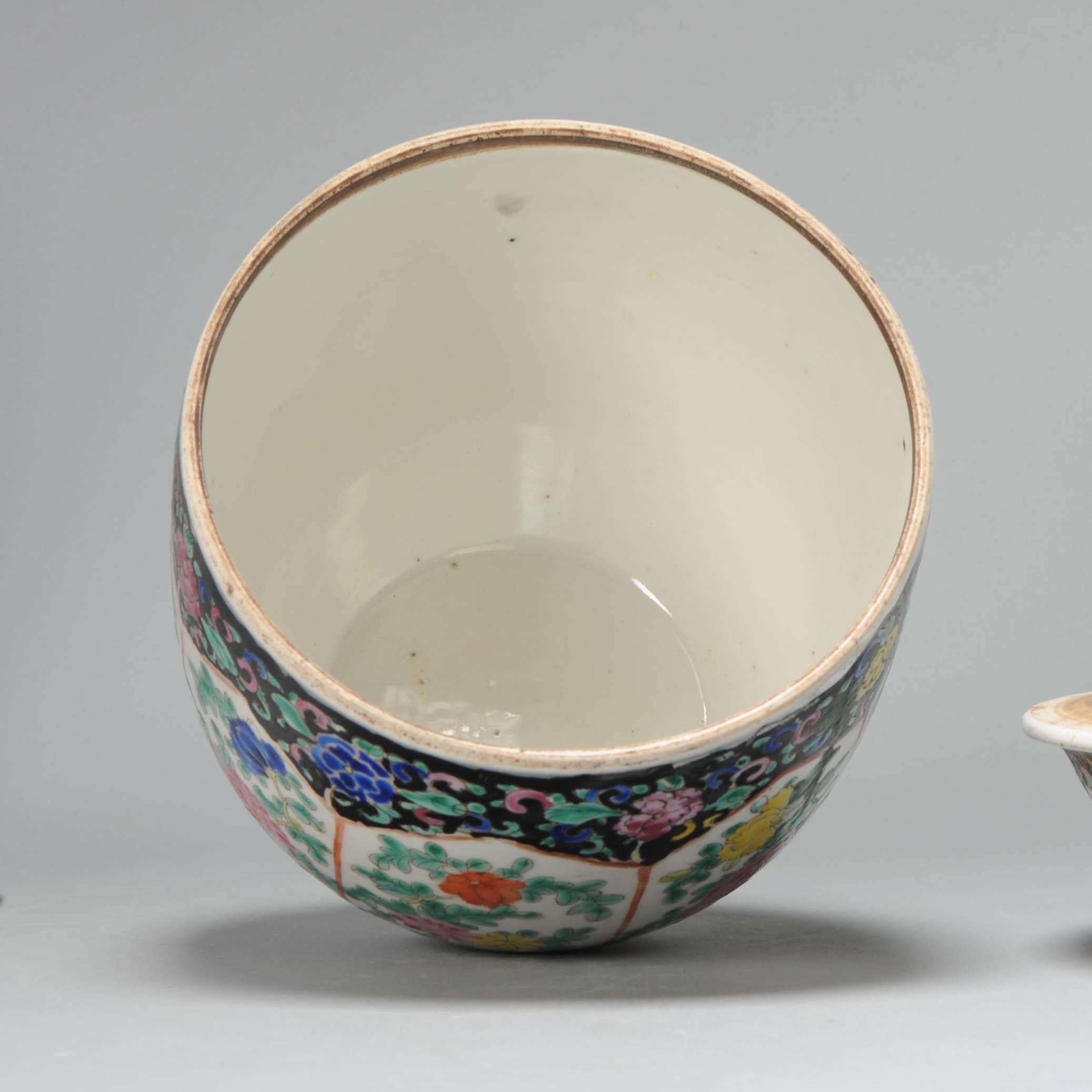Grazioso vaso cinese di porcellana Bencharong, anch'esso con smalto nero.

Quando Bencharong (Benjarong) viene utilizzato per riferirsi alla porcellana, di solito indica un tipo di ceramica cinese policroma smaltata 