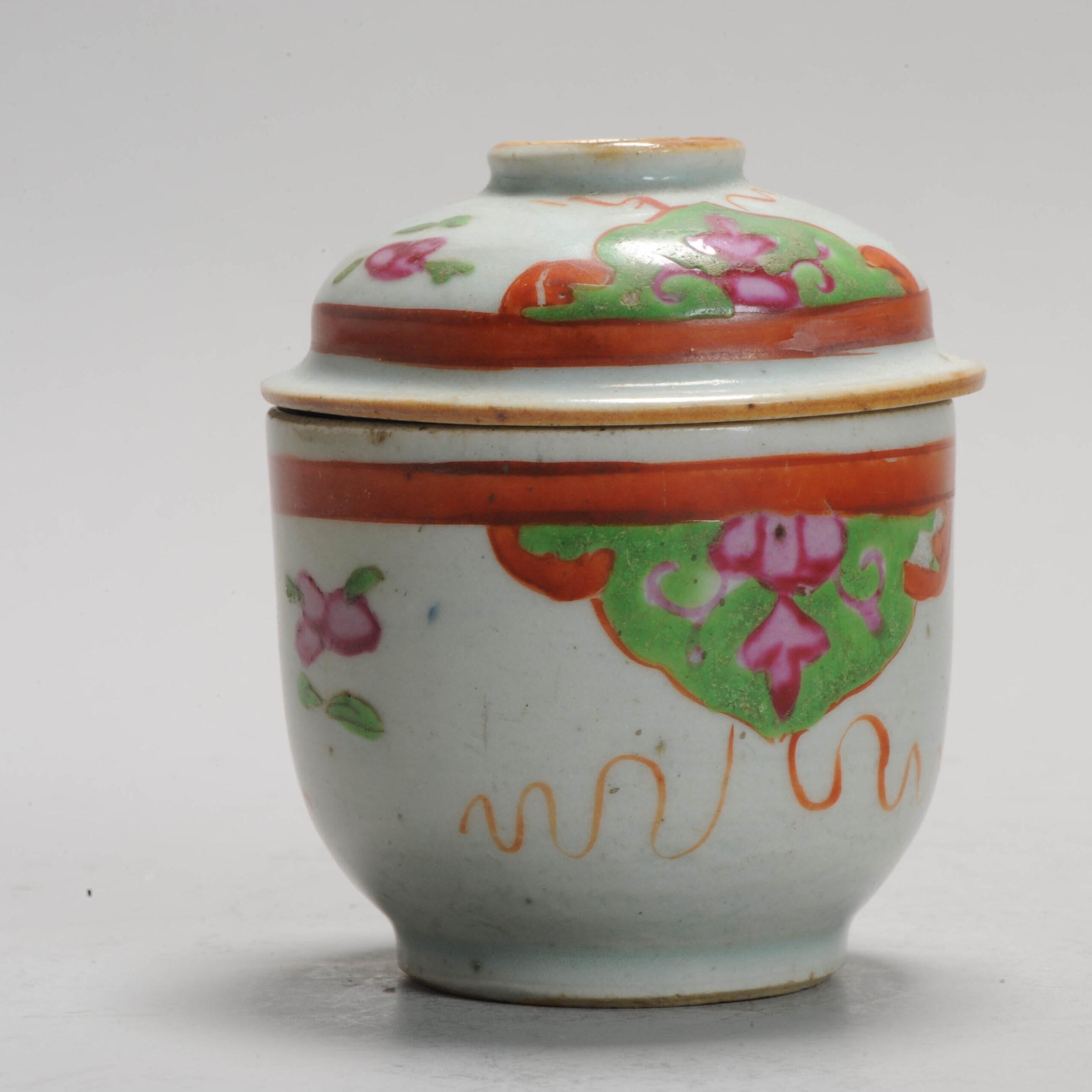 Grazioso vaso di porcellana cinese in stile Bencharong o Bencharong in verde, rosso e rosa. 

Quando si parla di porcellana Bencharong (Benjarong), di solito si intende un tipo di ceramica cinese policroma smaltata 