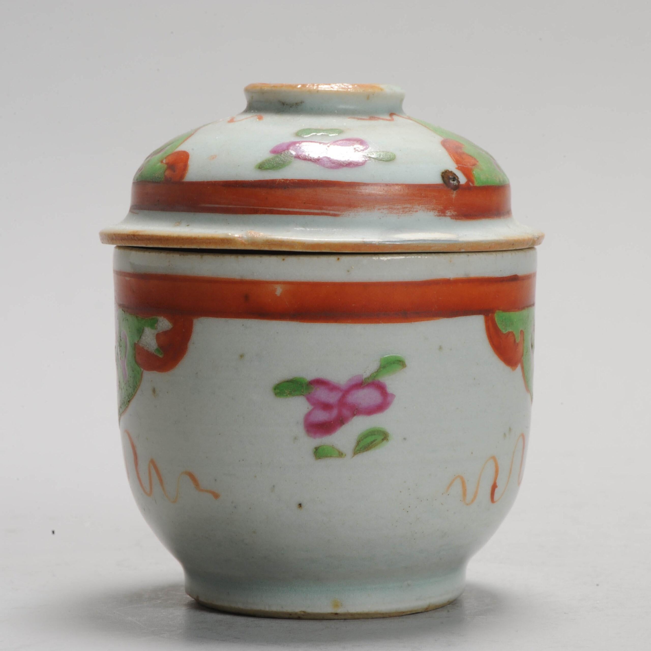 Qing Antico vaso di porcellana cinese Thai Bencharong con fiori verdi, 18°/19° sec. in vendita