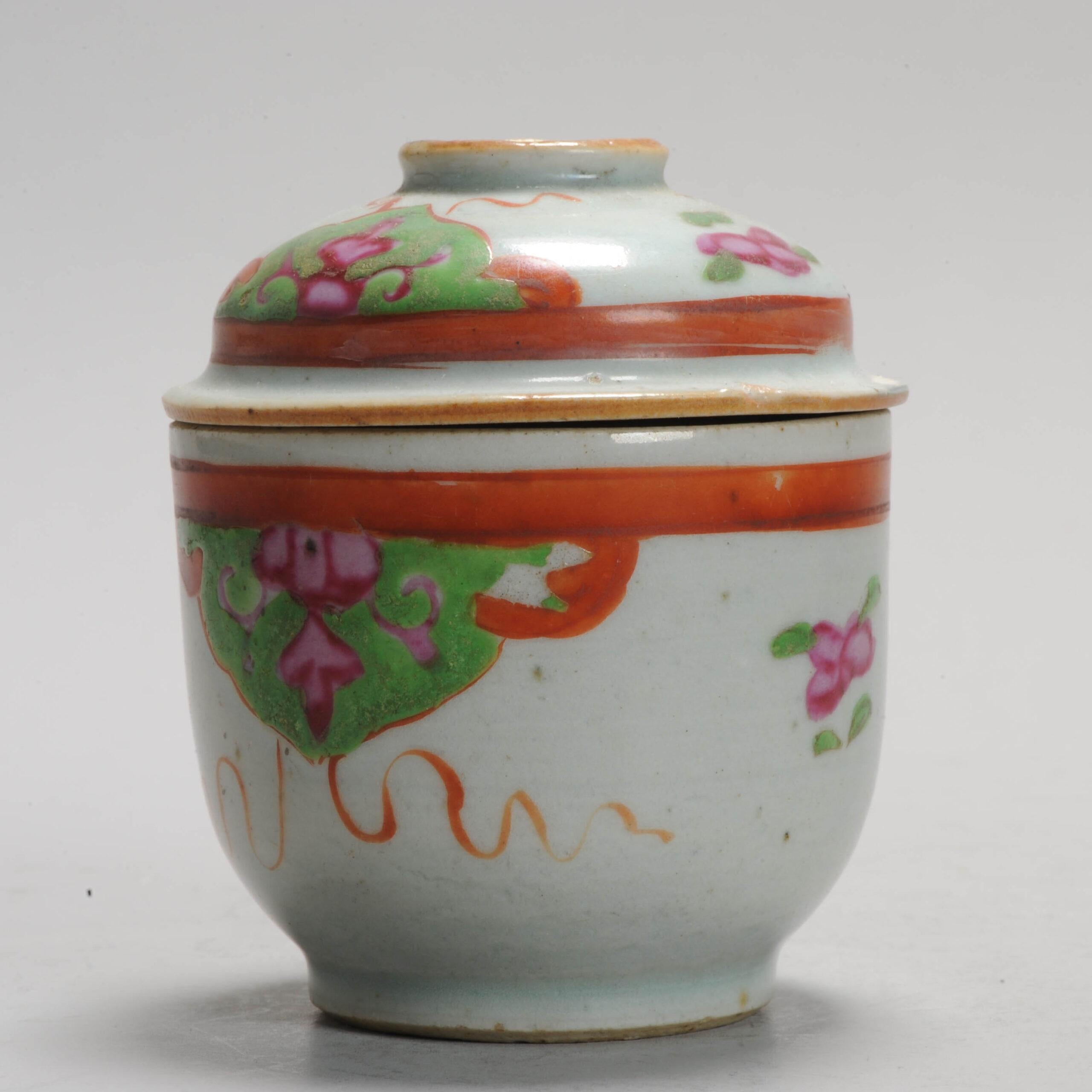 Cinese Antico vaso di porcellana cinese Thai Bencharong con fiori verdi, 18°/19° sec. in vendita