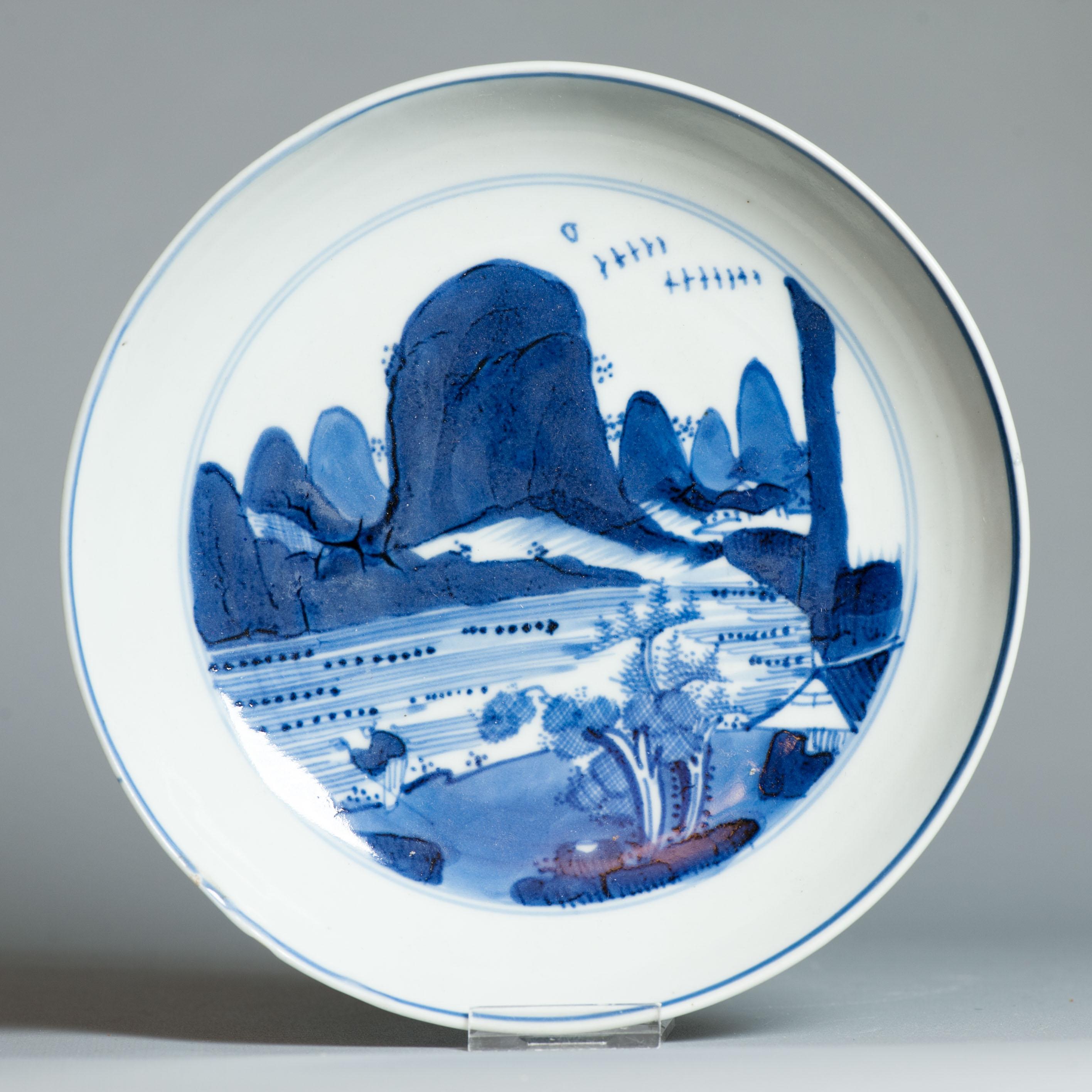 Eine schöne Schale aus der Shunzi- oder Kangxi-Periode, datiert auf etwa 1650-1670. Markierung am Sockel
Mit einer fantastischen Landschaftsszene.
Zeitraum: Shunzi/Kangxi
Herkunftsland: China

Bedingung
1 Brennfehler mit kleinem Chip und flachem