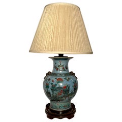 Antiguo Jarrón de Porcelana China Convertido en Lámpara sobre Base de Caoba Hecha a Medida