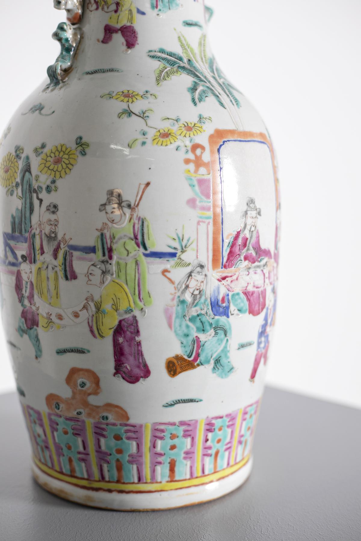 Antique Chinese Porcelain Vase of Celebrating People In Good Condition In Milano, IT