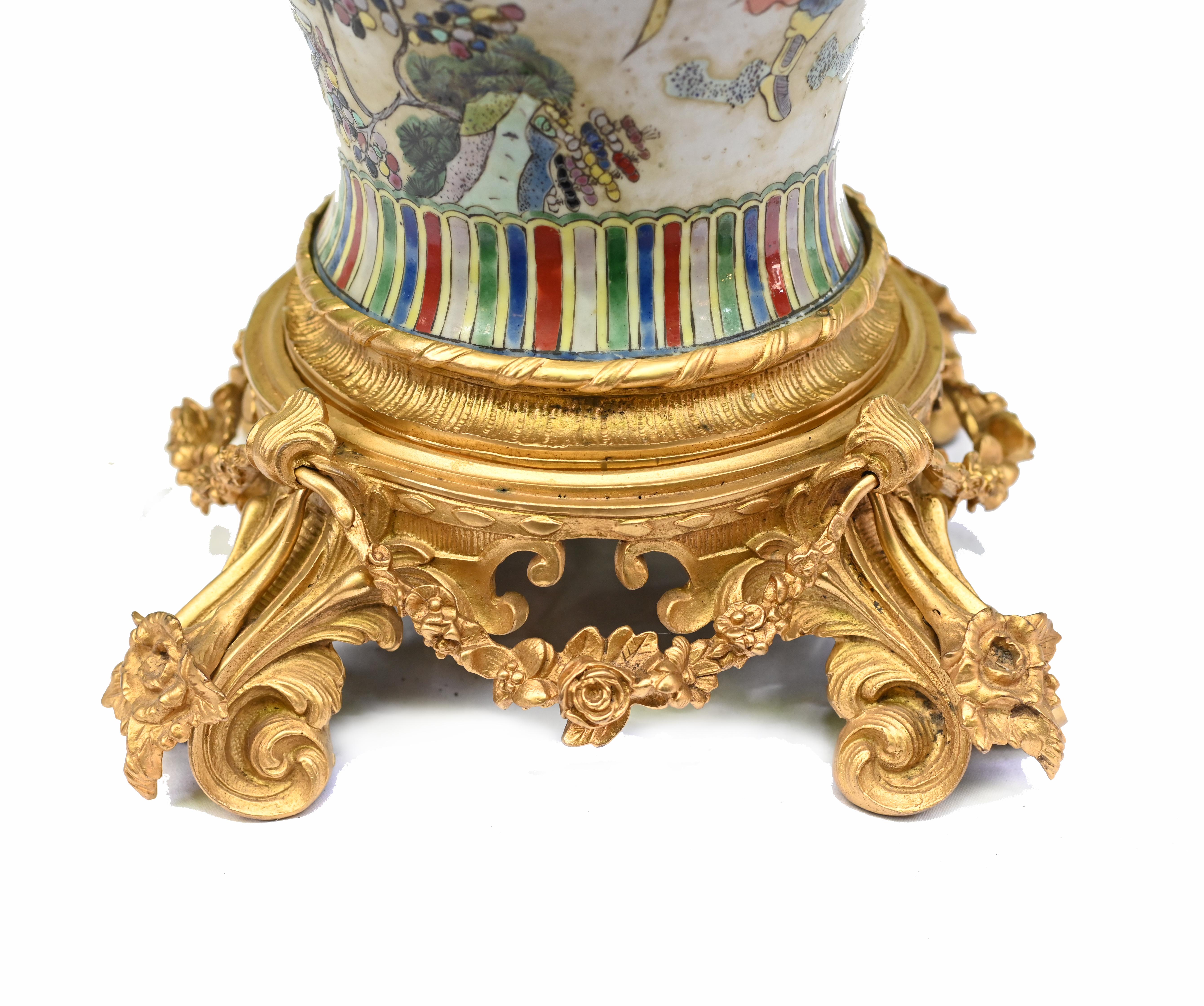 Elegante einzelne chinesische Qianlong-Porzellanvasen mit französischen Ormolu-Beschlägen
Es war üblich, dass diese Vasen für den französischen und englischen Markt mit Ormolu-Fassungen angepasst wurden.
Das Ormolu ist sehr gut gegossen und weist