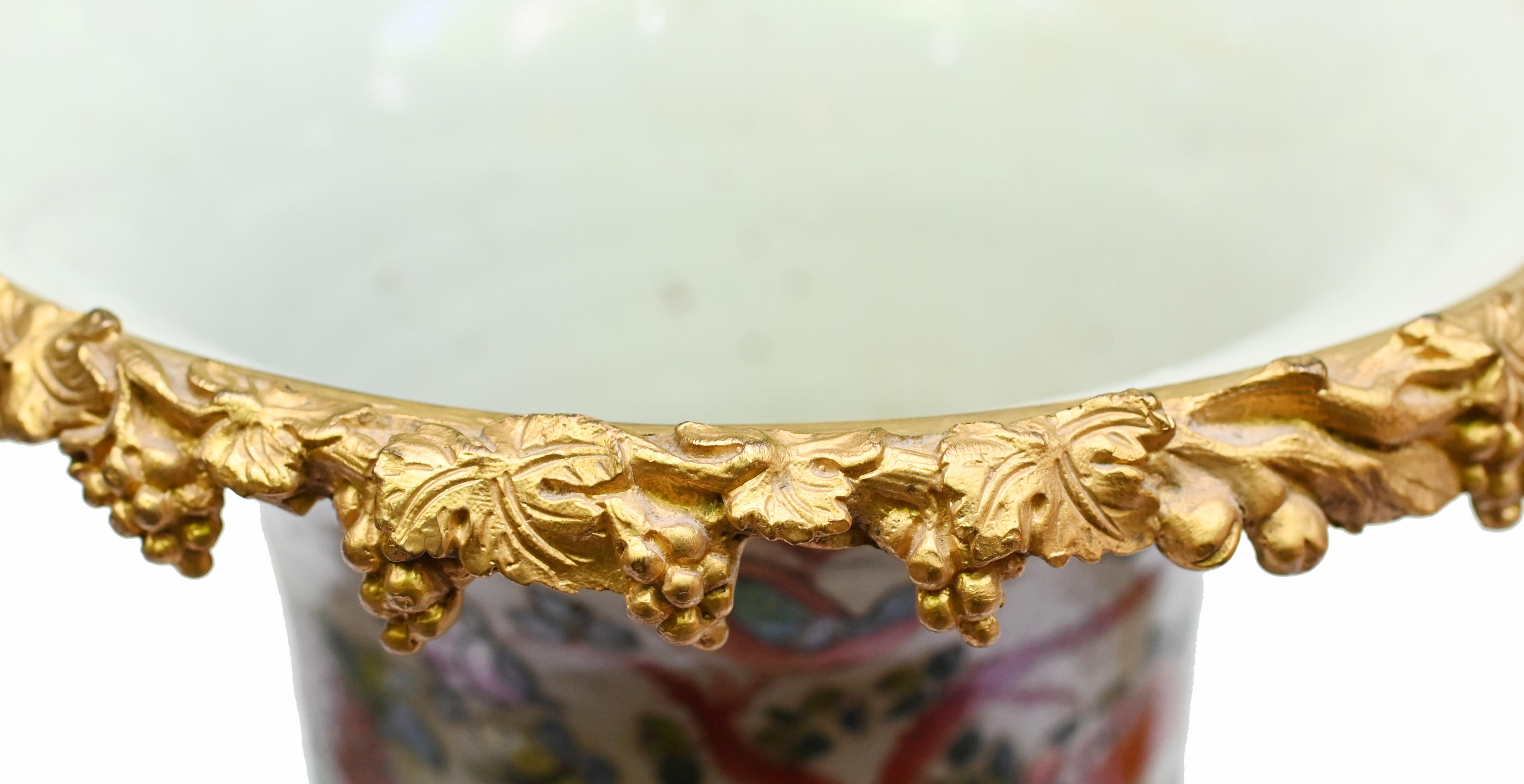 Porcelaine Vase chinois ancien monté en bronze doré Qianlong 1920 en vente