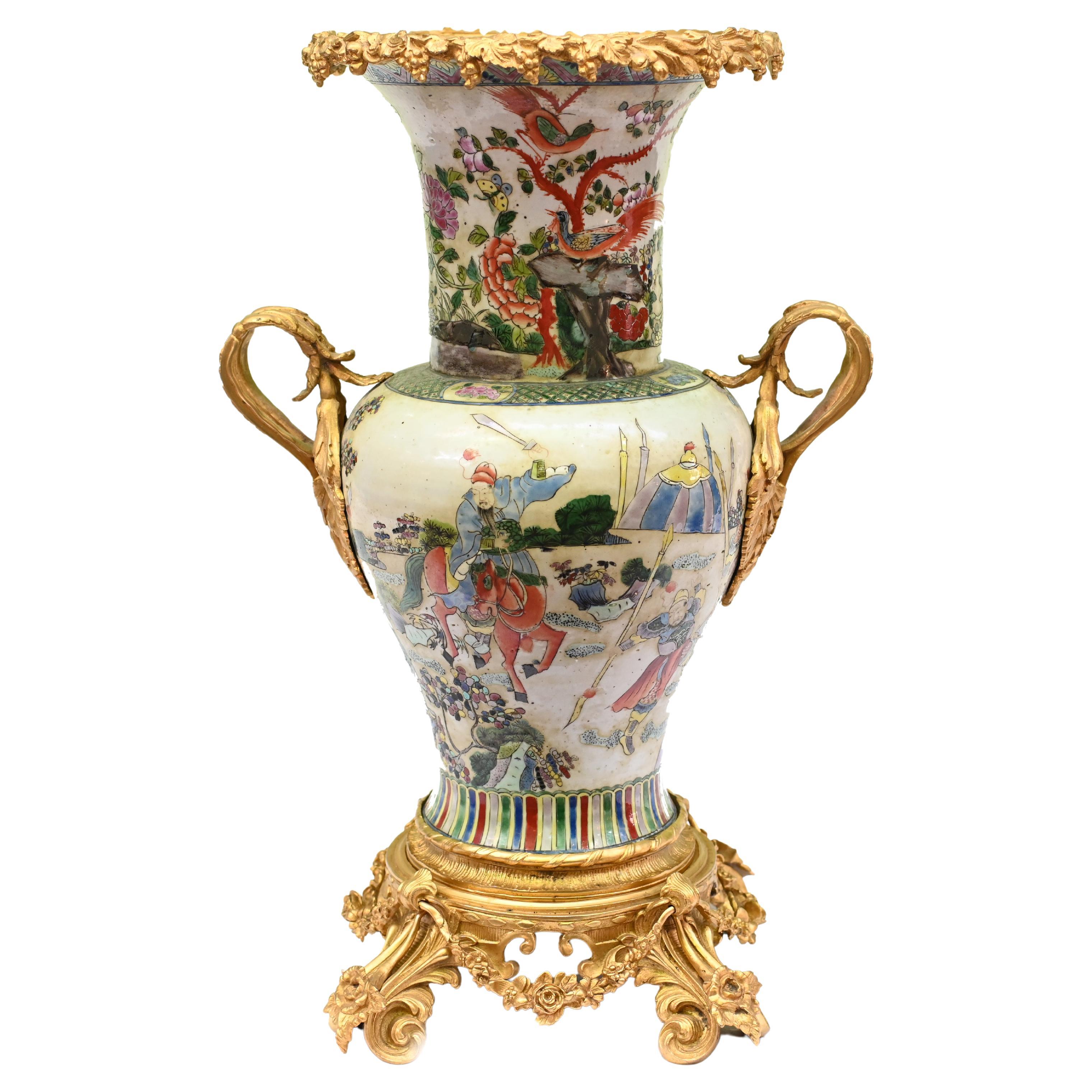 Antico vaso cinese di porcellana Ormolu Mounts Qianlong 1920