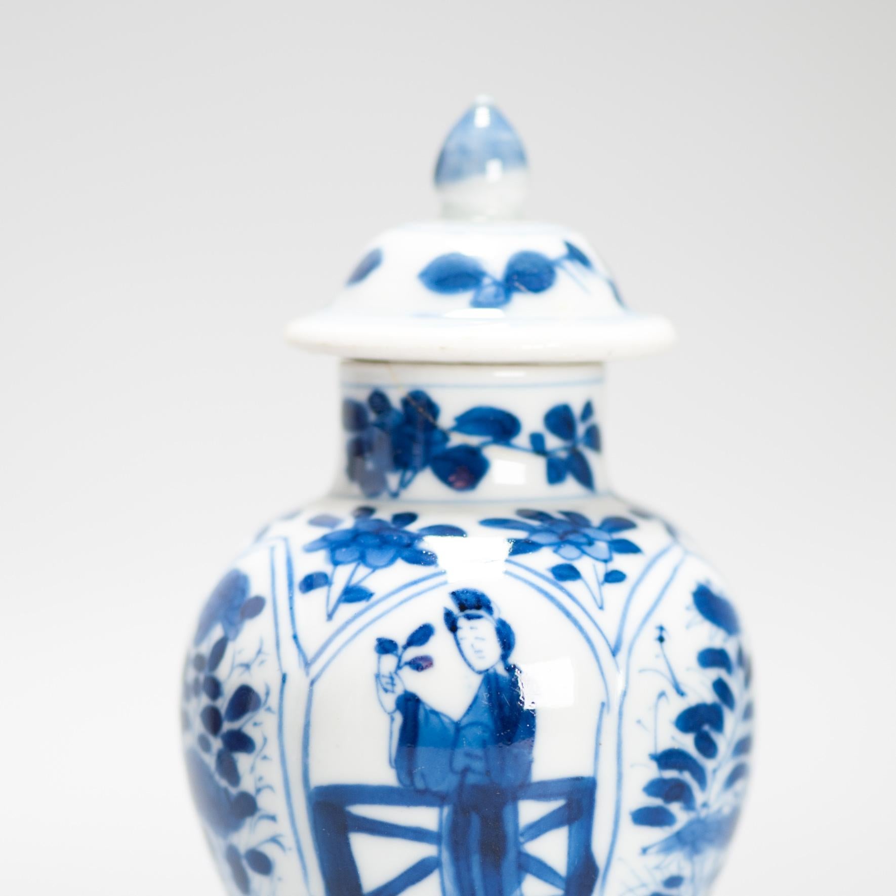 Chinois Vase chinois ancien avec scène de lézard figurative, période Kangxi en vente