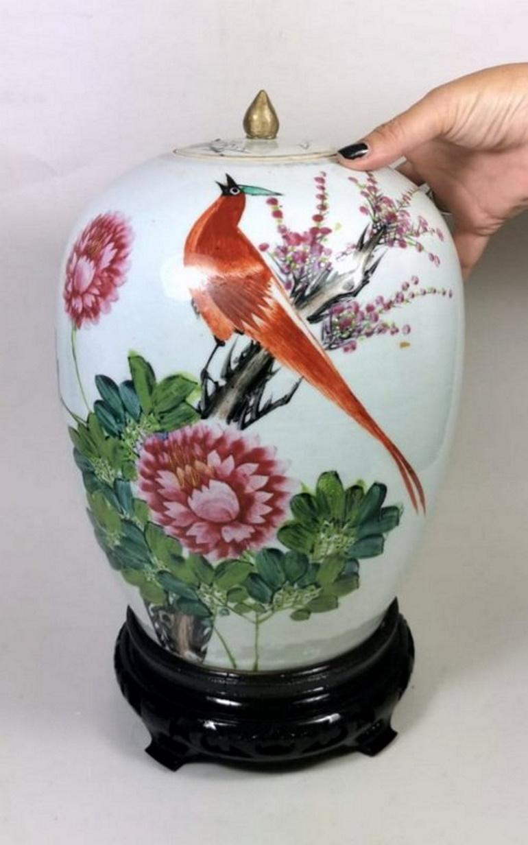 Qing Dynasty Chinese Porcelain Vase with Lid and Hand Painted Decoration  13