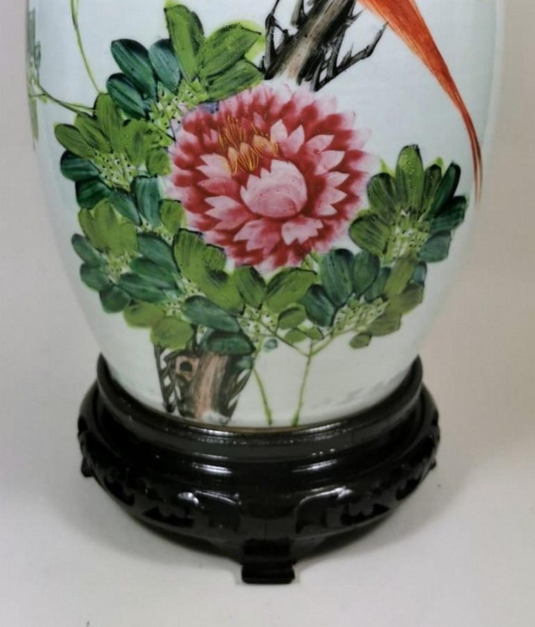 Hand-Painted Qing Dynasty Chinese Porcelain Vase with Lid and Hand Painted Decoration 