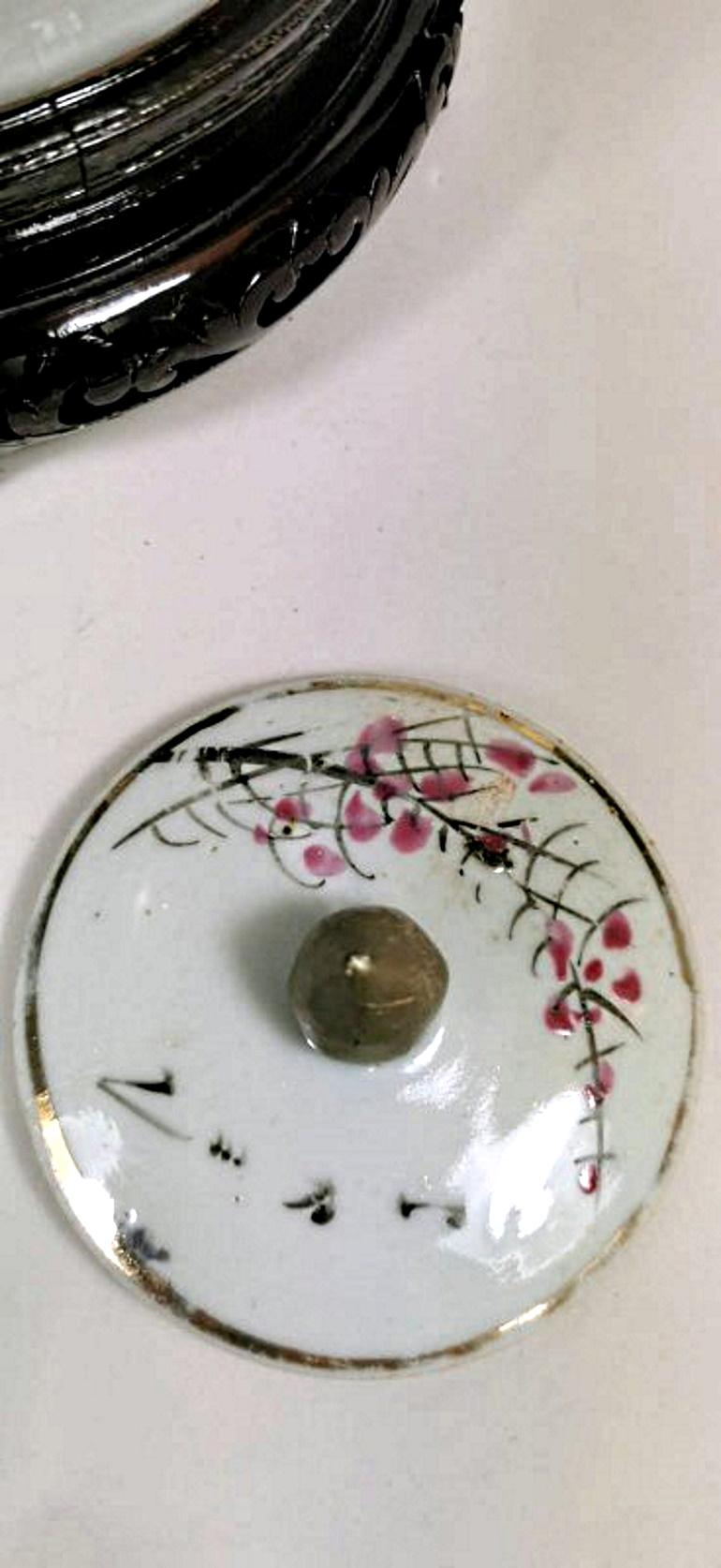 Qing Dynasty Chinese Porcelain Vase with Lid and Hand Painted Decoration 3