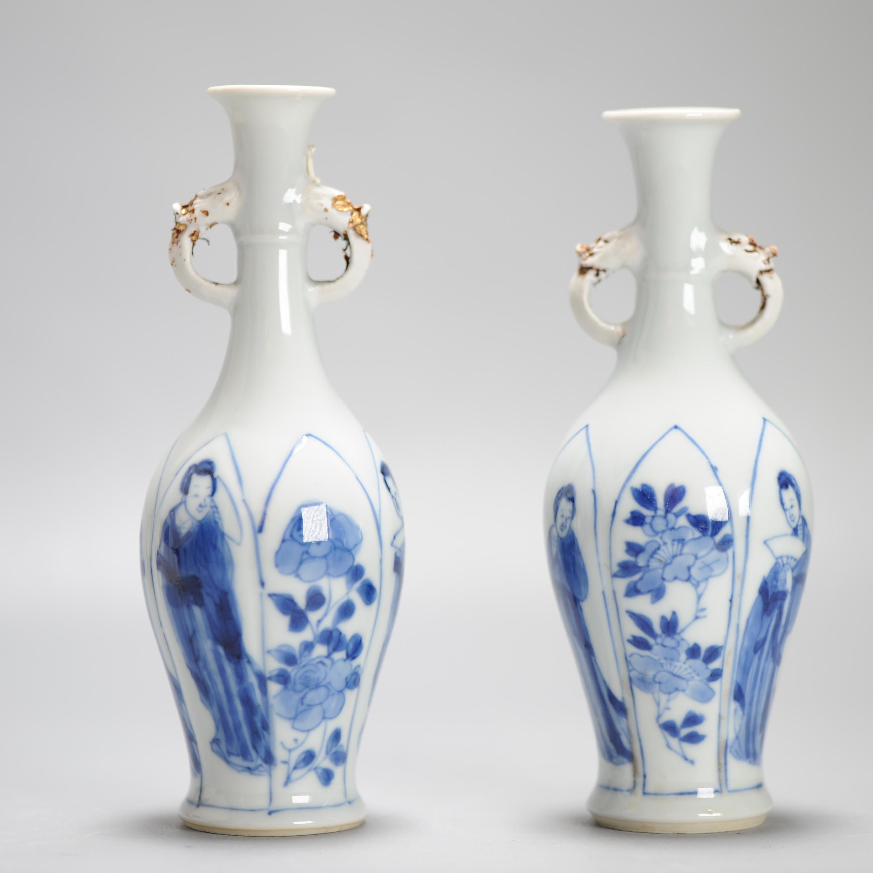 

Nous partageons avec vous cette belle paire de vases en porcelaine chinoise de la période Kangxi.

Les vases visibles sur les photos sont de minces vases en forme de balustre avec un corps qui s'élargit légèrement et un long col qui s'évase en