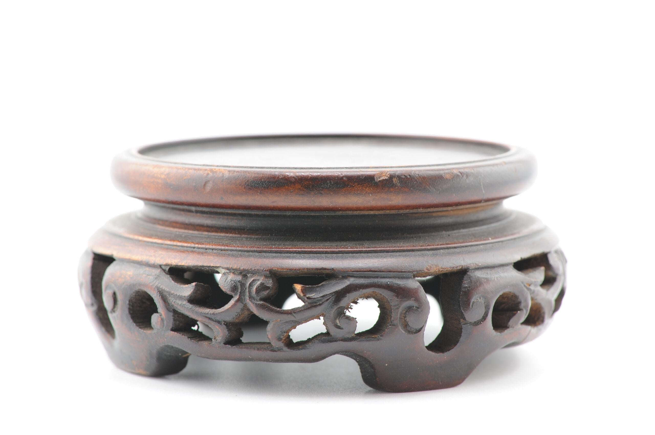Qui abbiamo un bel supporto in legno

Informazioni aggiuntive:
Materiale: Porcellana e ceramica
Tipo: Supporto
Regione di origine: Cina 
Periodo: XIX secolo/inizio XX secolo
Condit: Un po' usurato
Dimensioni: Superficie: 6,8 cm
