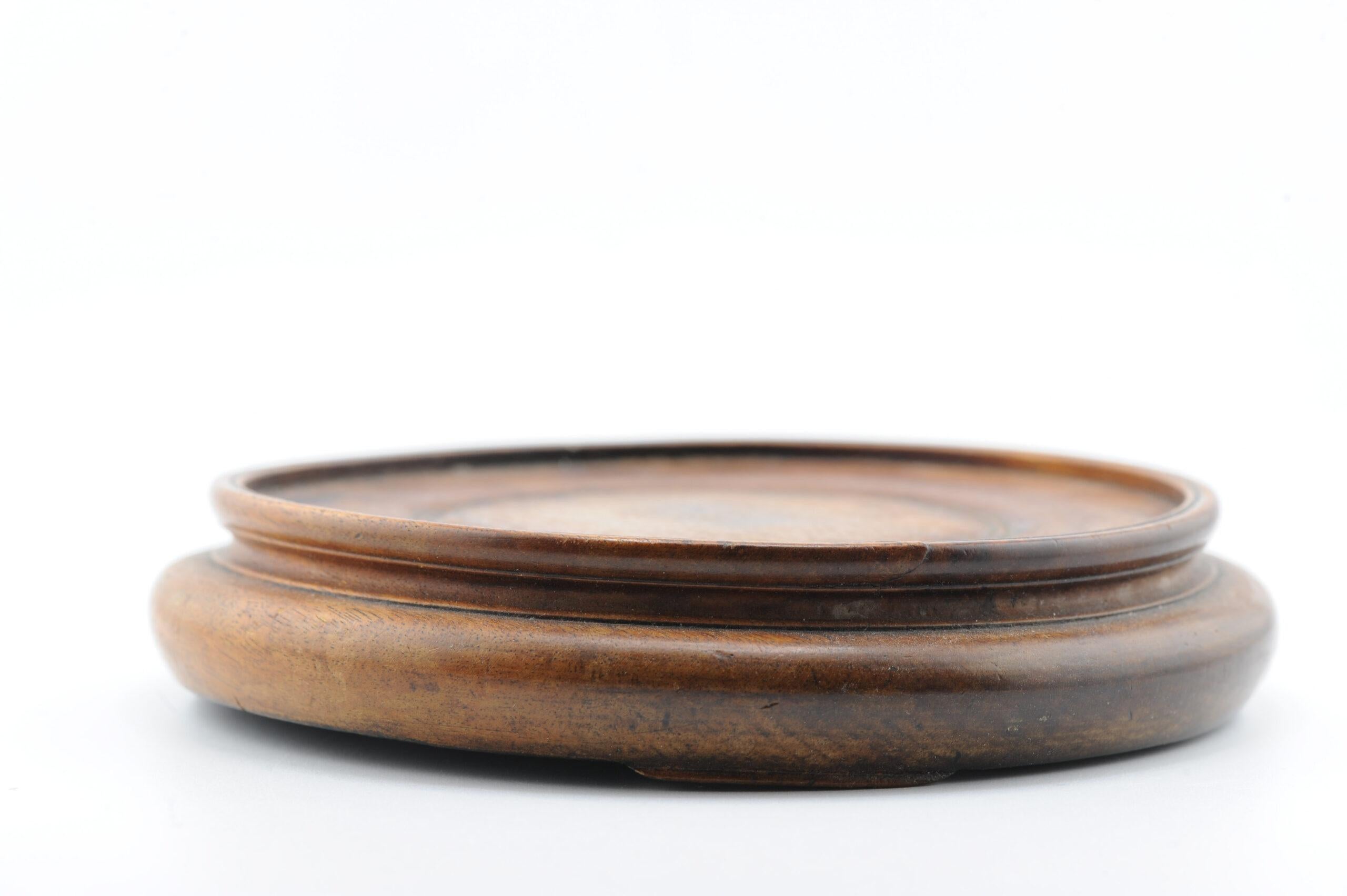 Nous avons ici un joli support en bois

Informations complémentaires :
Matière:Porcelaine et poterie 
Type : Support
Région d'origine : Chine
Période : A.I.C. / début 20 c. 
Condit : Un peu usé
Dimension : 10,8 x 11,5 cm