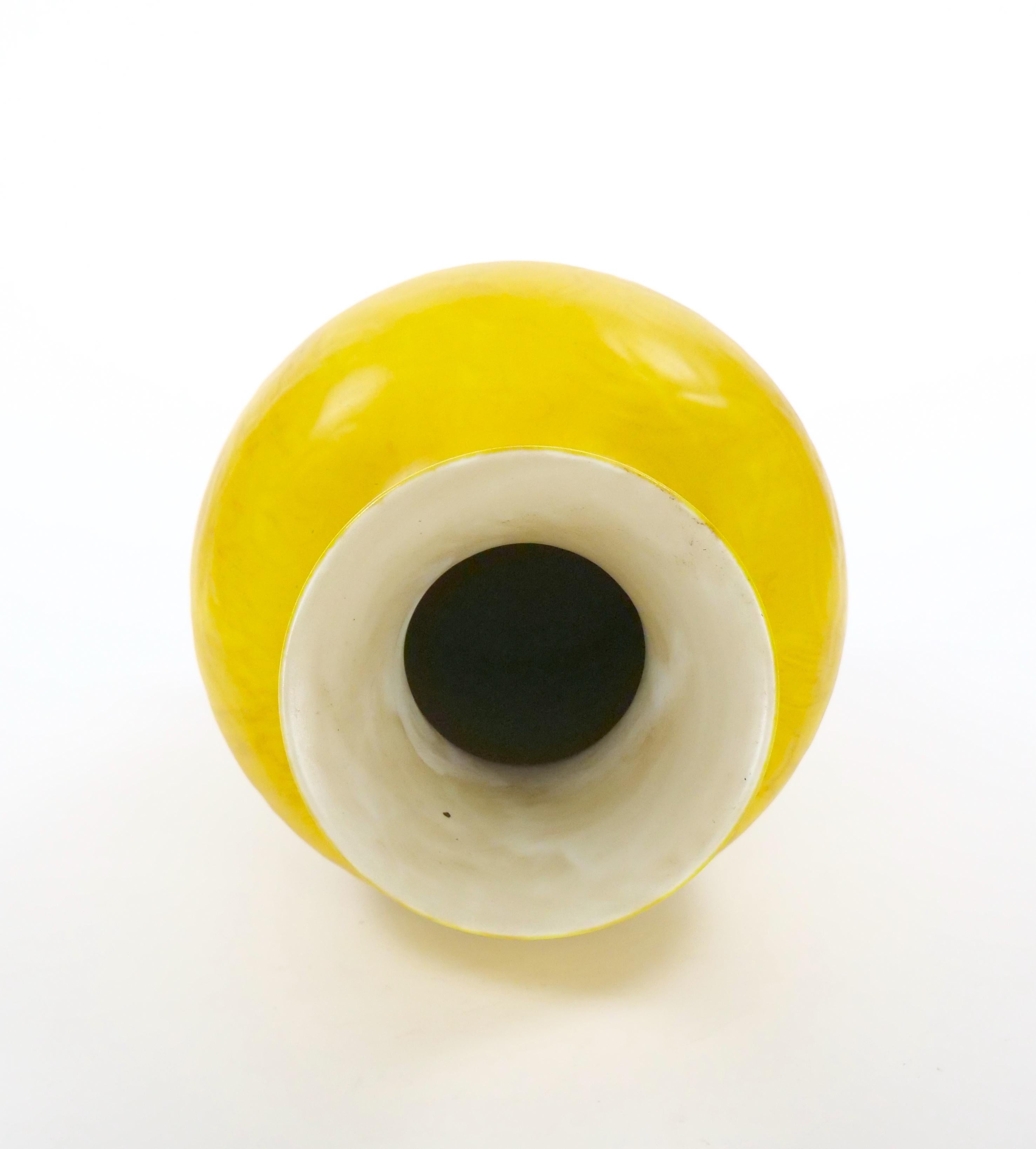 Vase décoratif chinois ancien en porcelaine jaune gaufrée à motif de dragon en vente 4