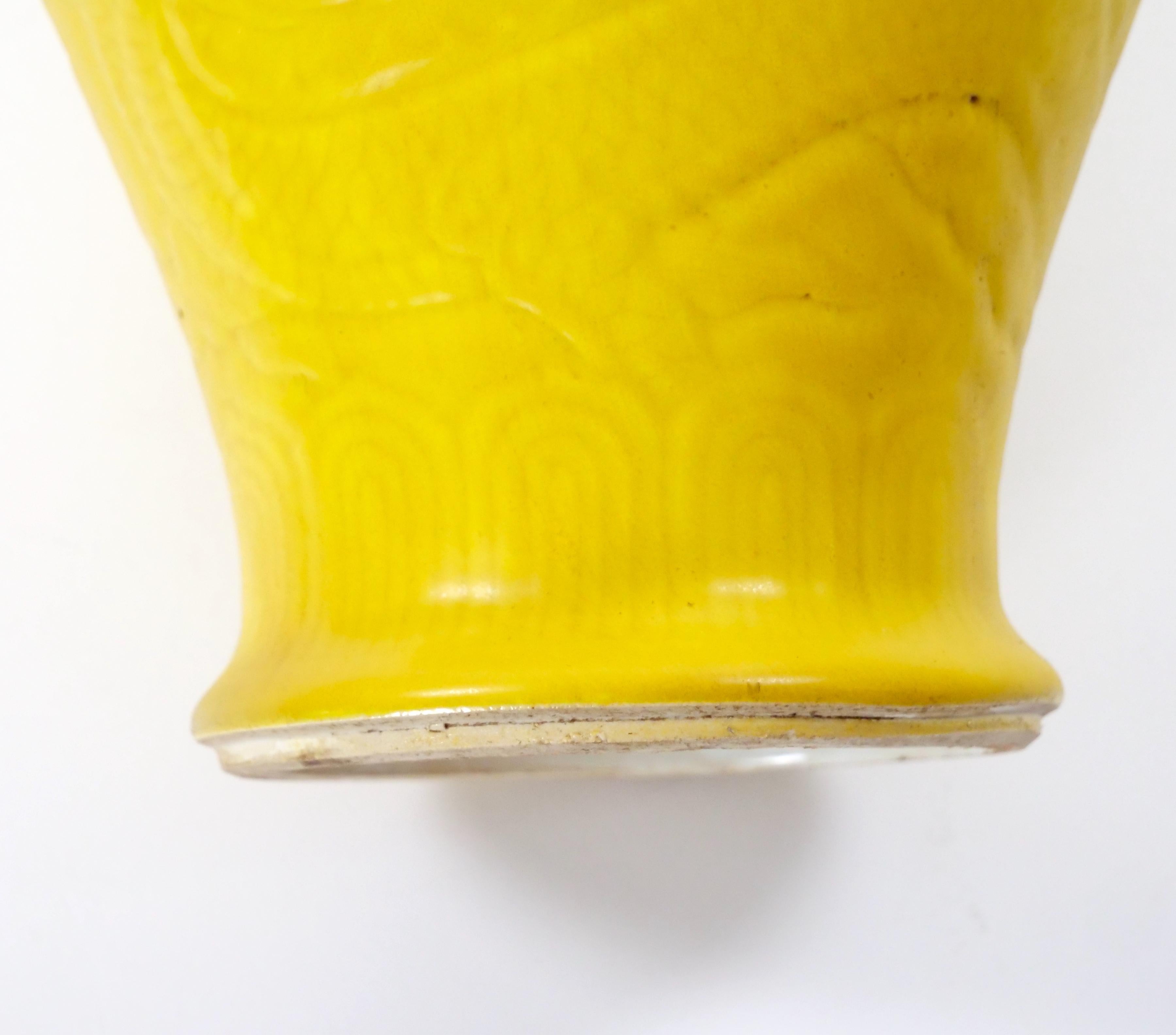 Vase décoratif chinois ancien en porcelaine jaune gaufrée à motif de dragon en vente 5