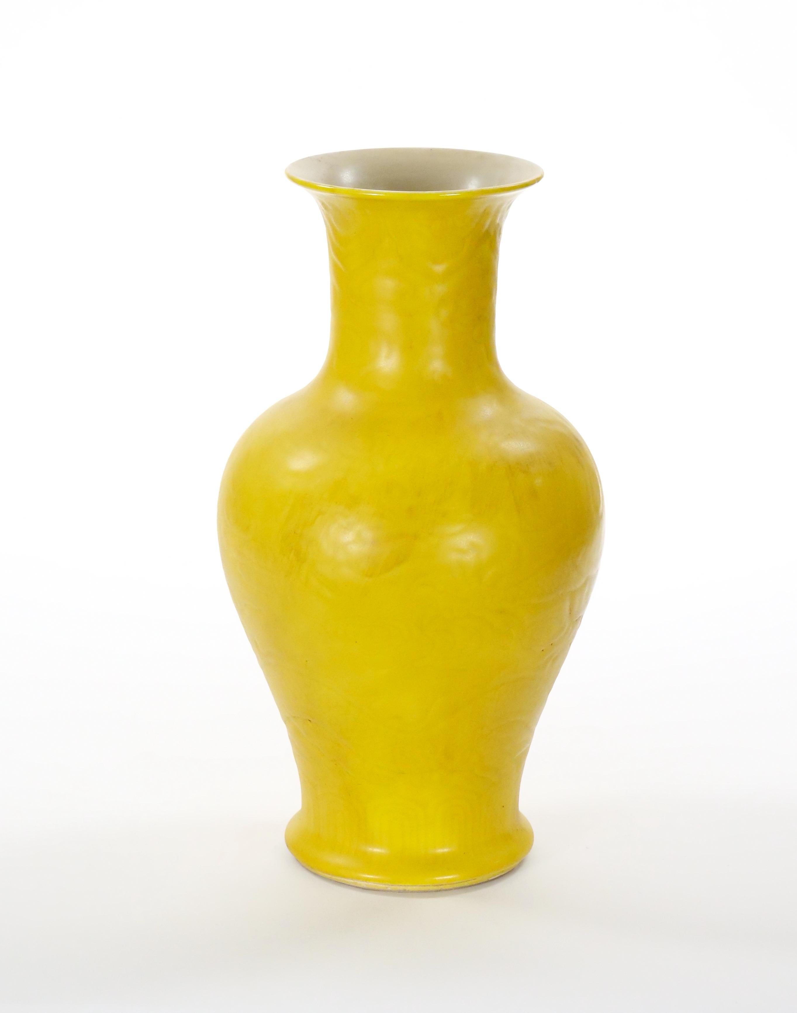 Vase décoratif chinois ancien en porcelaine jaune gaufrée à motif de dragon en vente 7