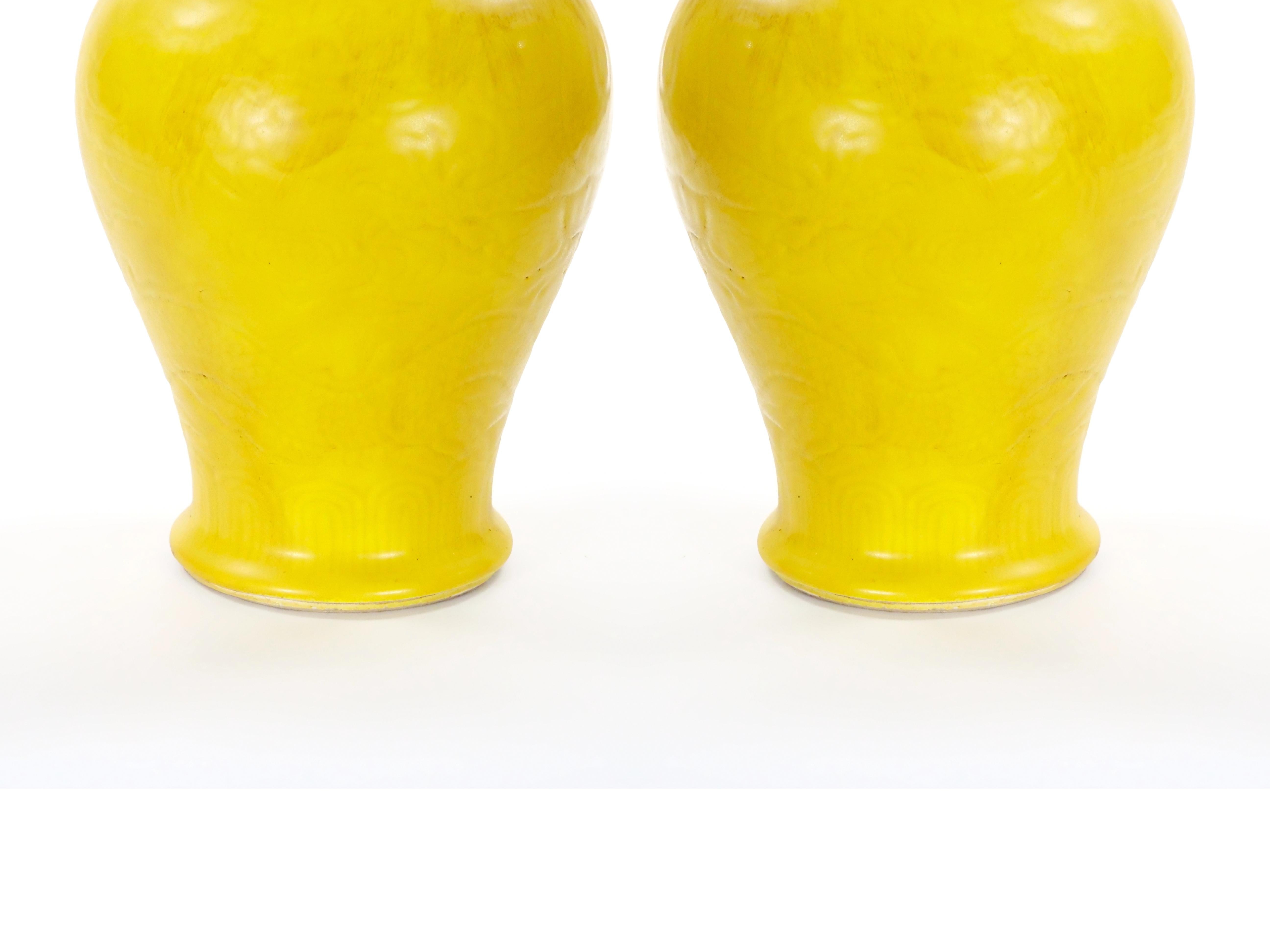Asiatique Vase décoratif chinois ancien en porcelaine jaune gaufrée à motif de dragon en vente
