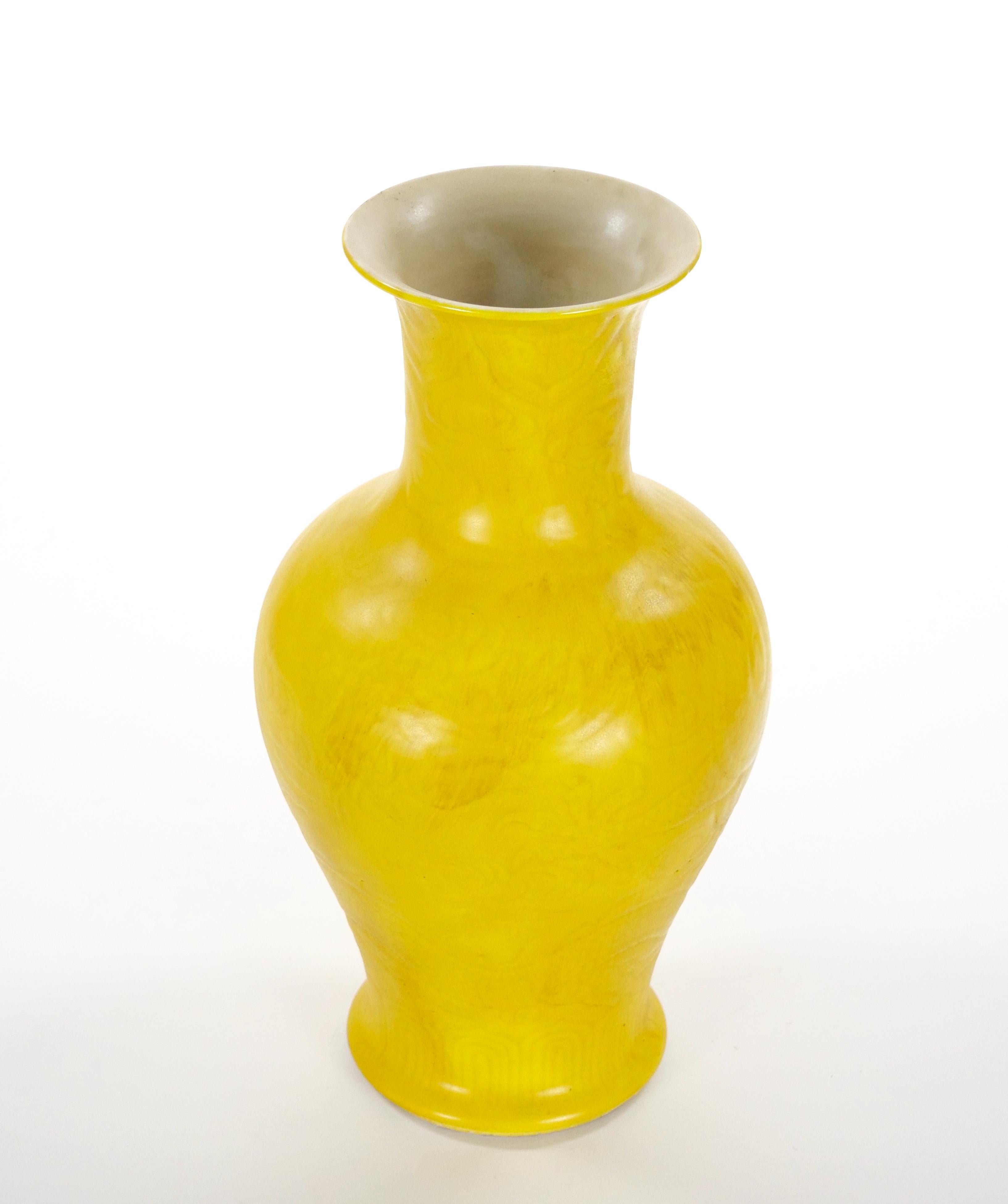 Embossé Vase décoratif chinois ancien en porcelaine jaune gaufrée à motif de dragon en vente