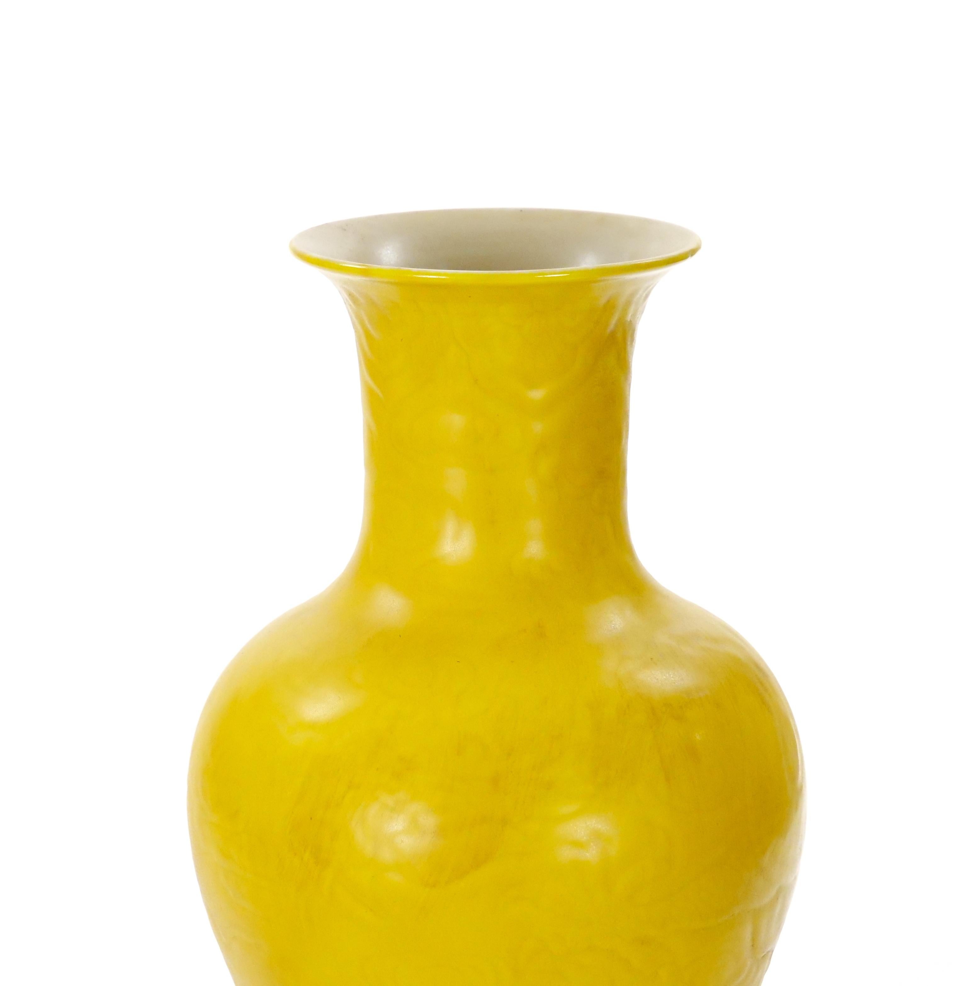 20ième siècle Vase décoratif chinois ancien en porcelaine jaune gaufrée à motif de dragon en vente