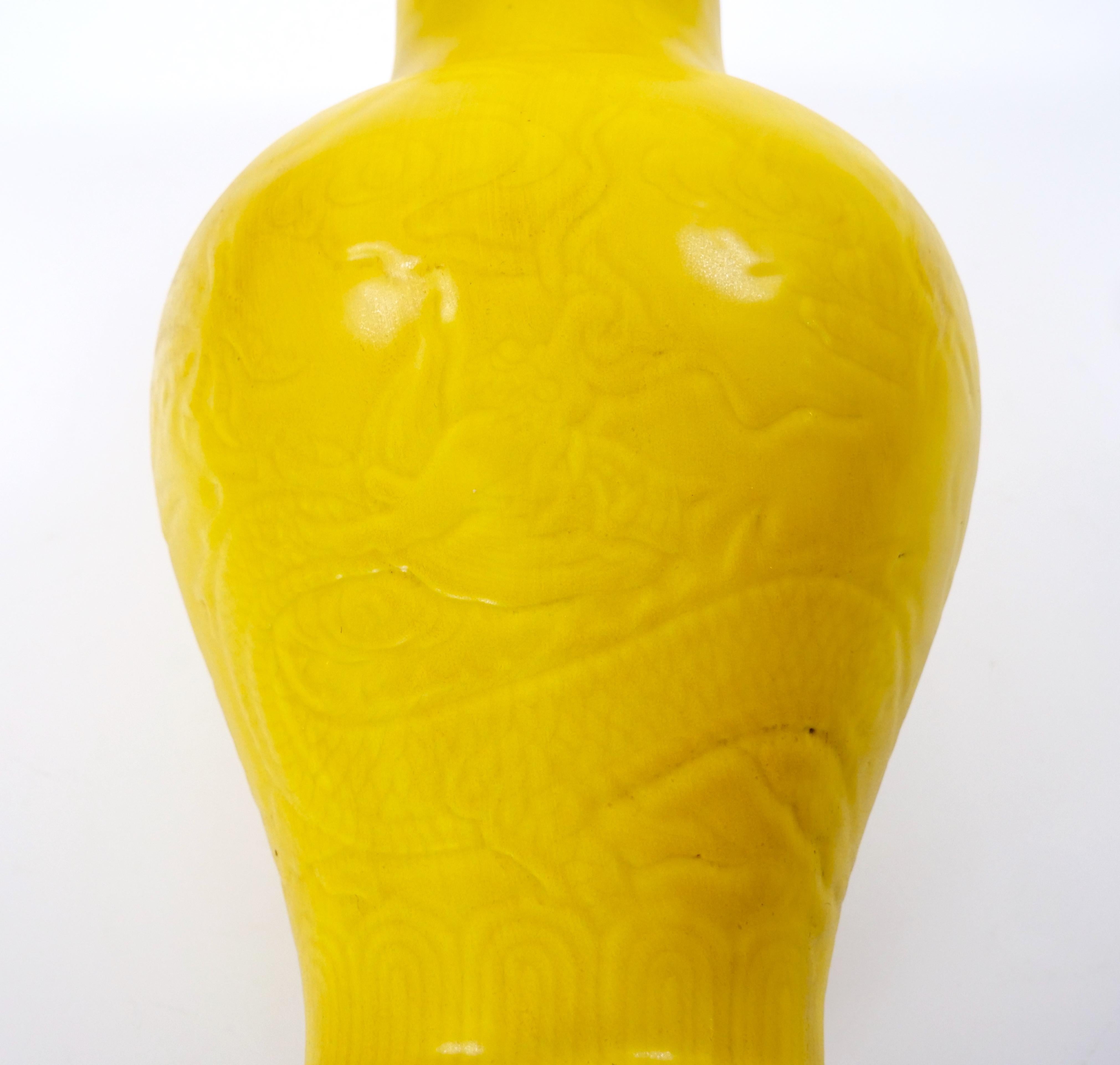 Porcelaine Vase décoratif chinois ancien en porcelaine jaune gaufrée à motif de dragon en vente