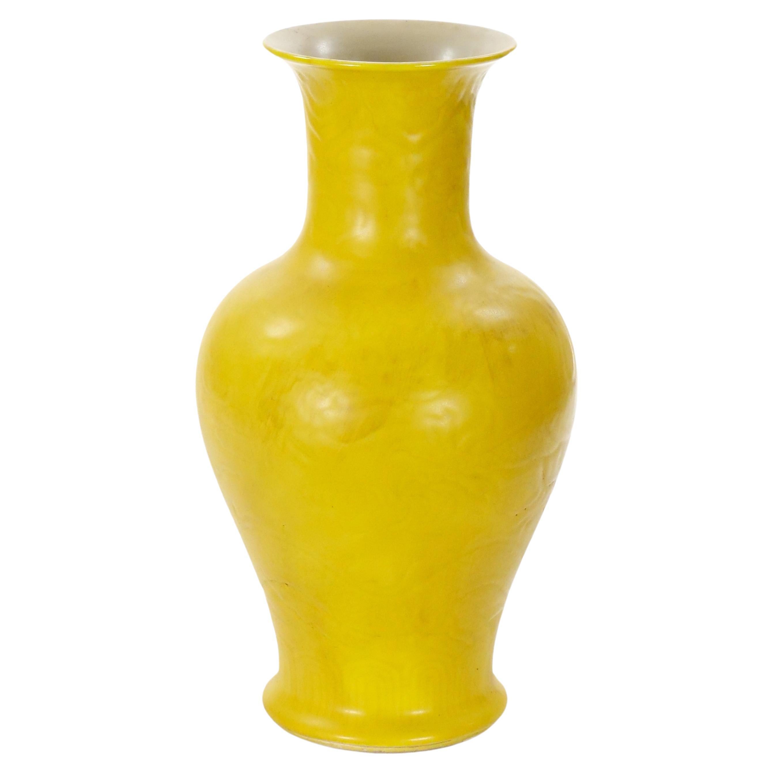 Vase décoratif chinois ancien en porcelaine jaune gaufrée à motif de dragon en vente 1