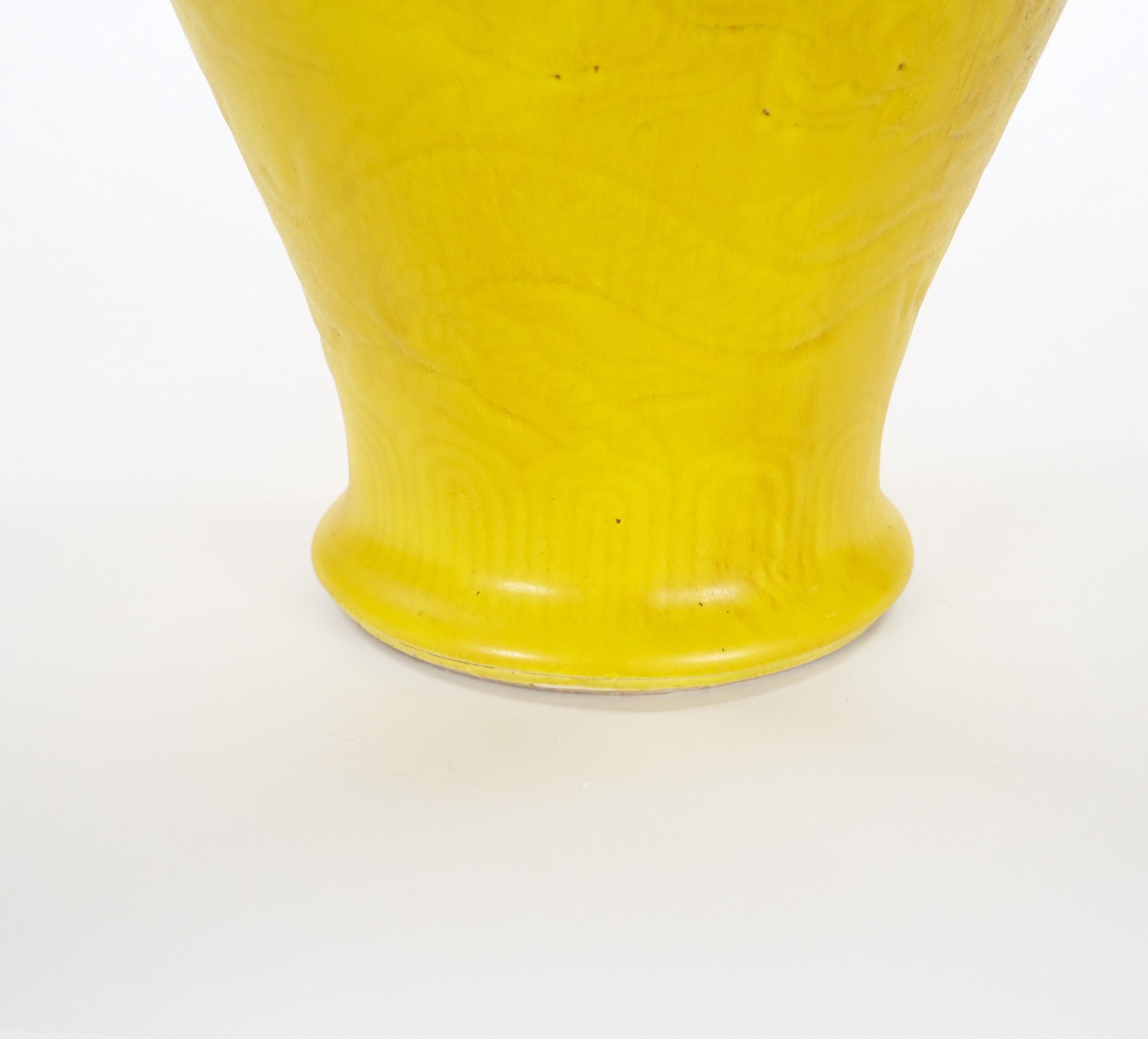 Vase décoratif chinois ancien en porcelaine jaune gaufrée à motif de dragon en vente 2