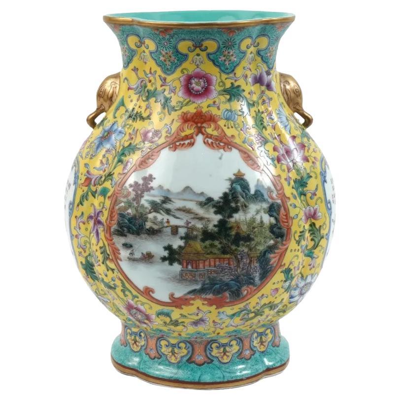 Antike chinesische Hu-Vase aus Porzellan mit gelbem Grund im Angebot