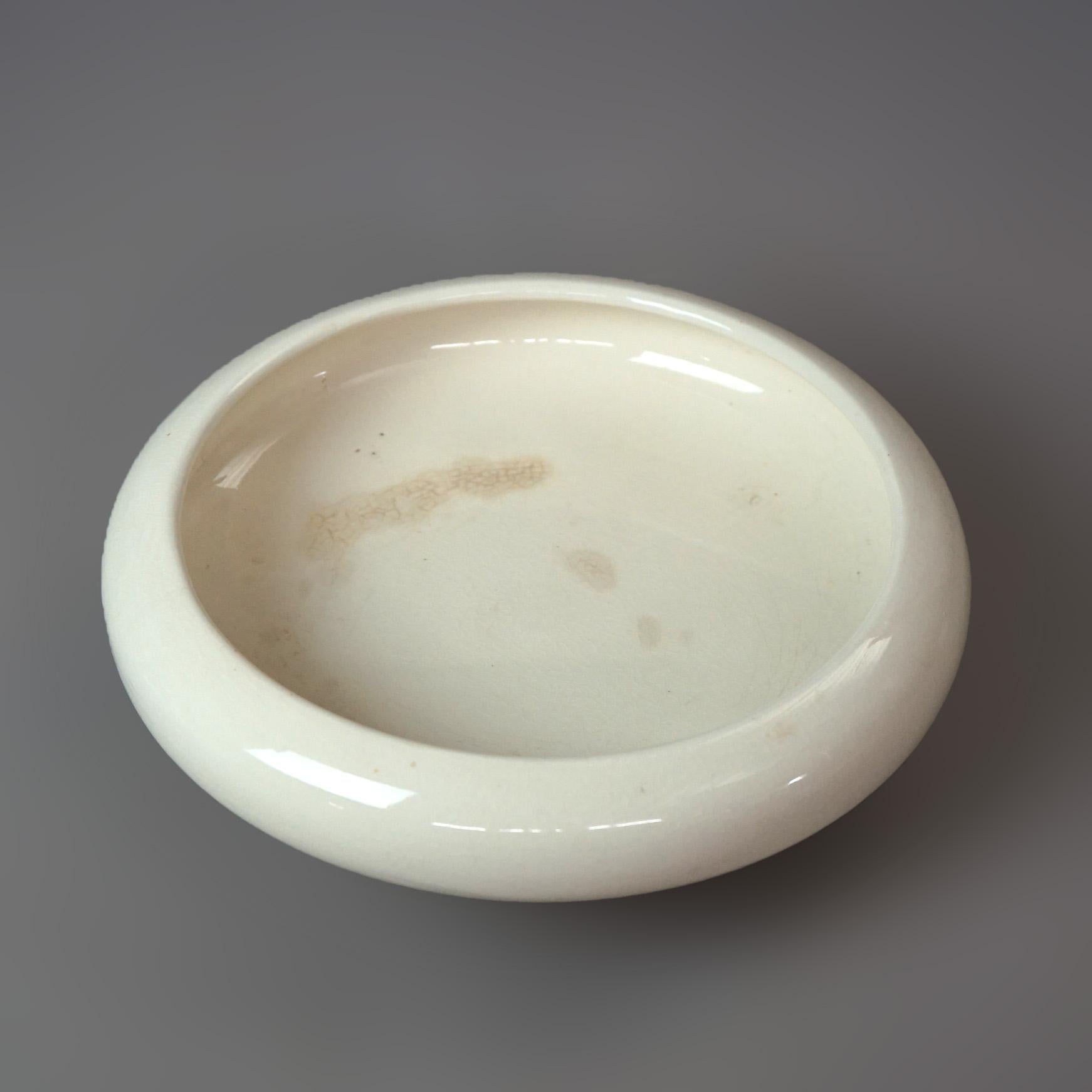 Ancienne coupe basse à pied en poterie chinoise émaillée Circa 1920

Dimensions : 3,25''H x 12''L x 12''P