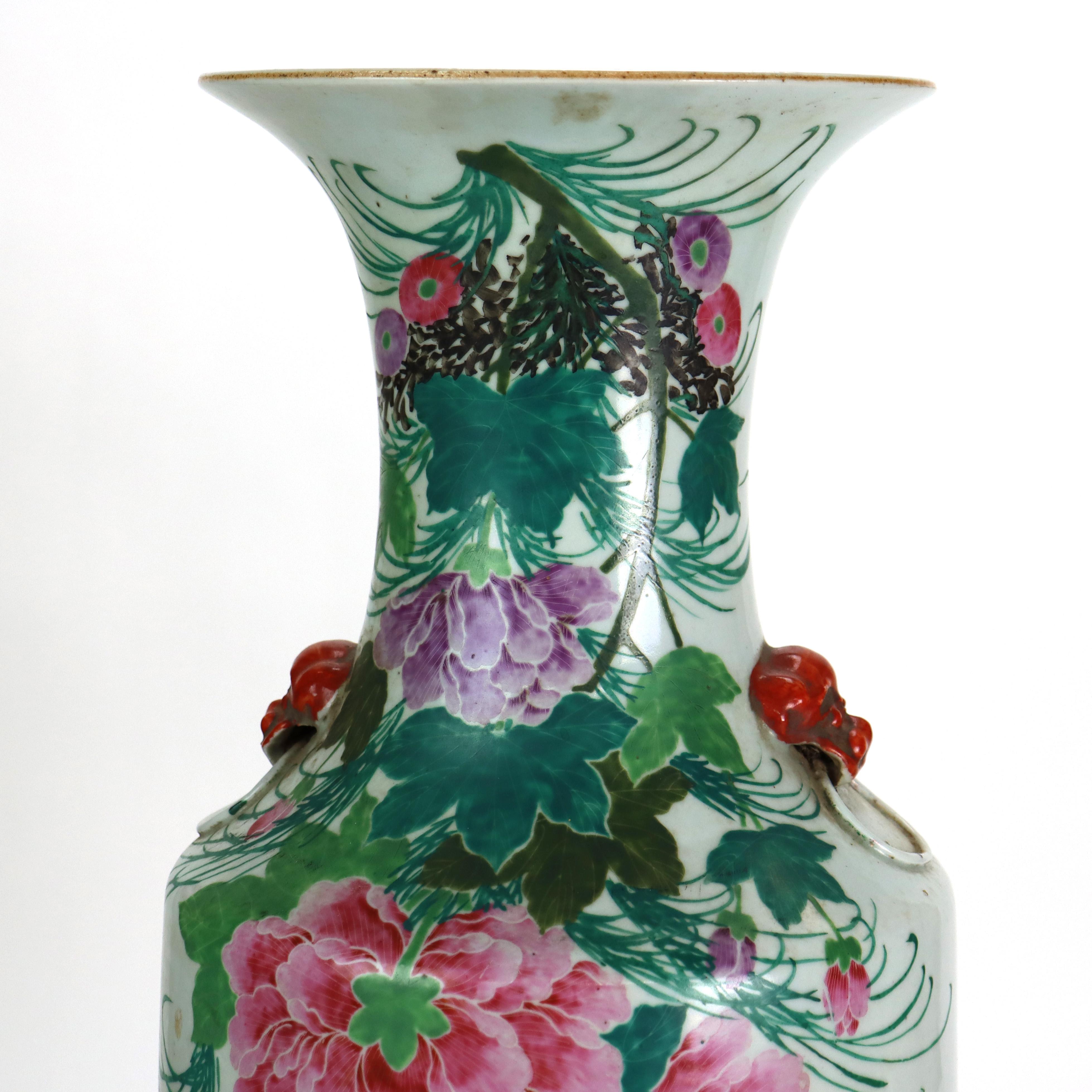XIX secolo Antico vaso alto in ceramica cinese con fiori e calligrafia c1890 in vendita