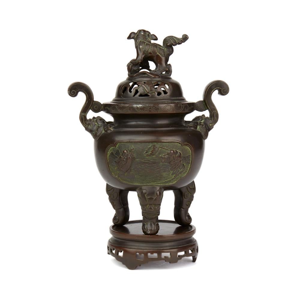 Antikes chinesisches Qing-Bronzegefäß mit Ständer:: 19. Jahrhundert (Qing-Dynastie)