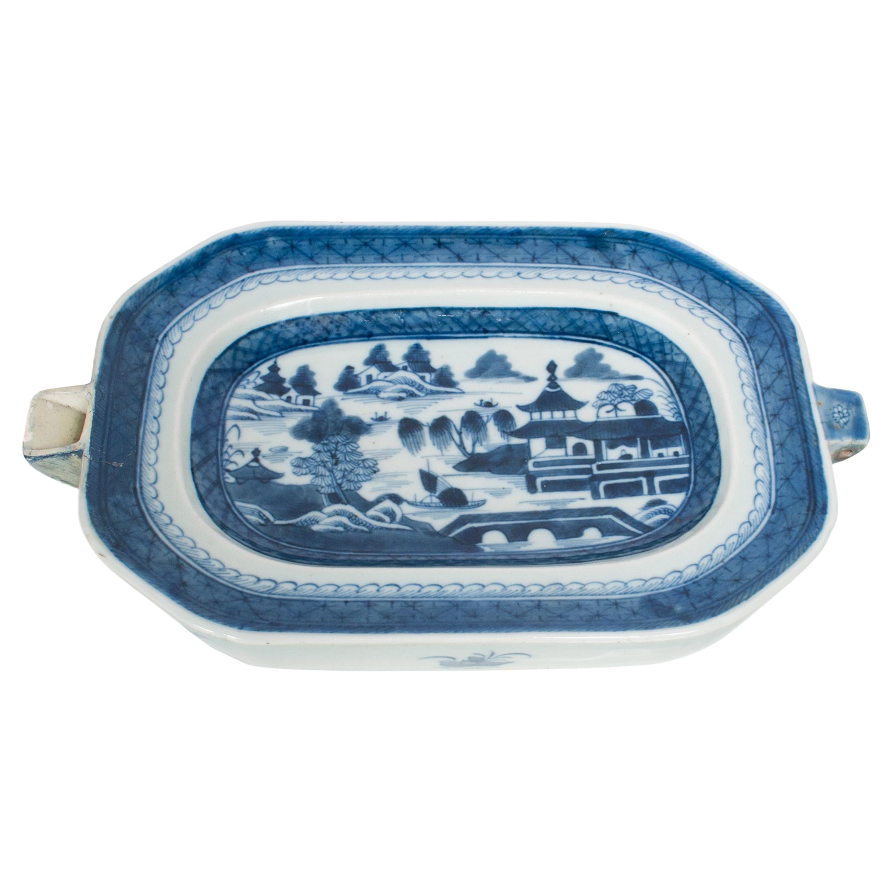 Antico piatto da portata in porcellana cinese Qing Canton blu e bianco 1800 in vendita