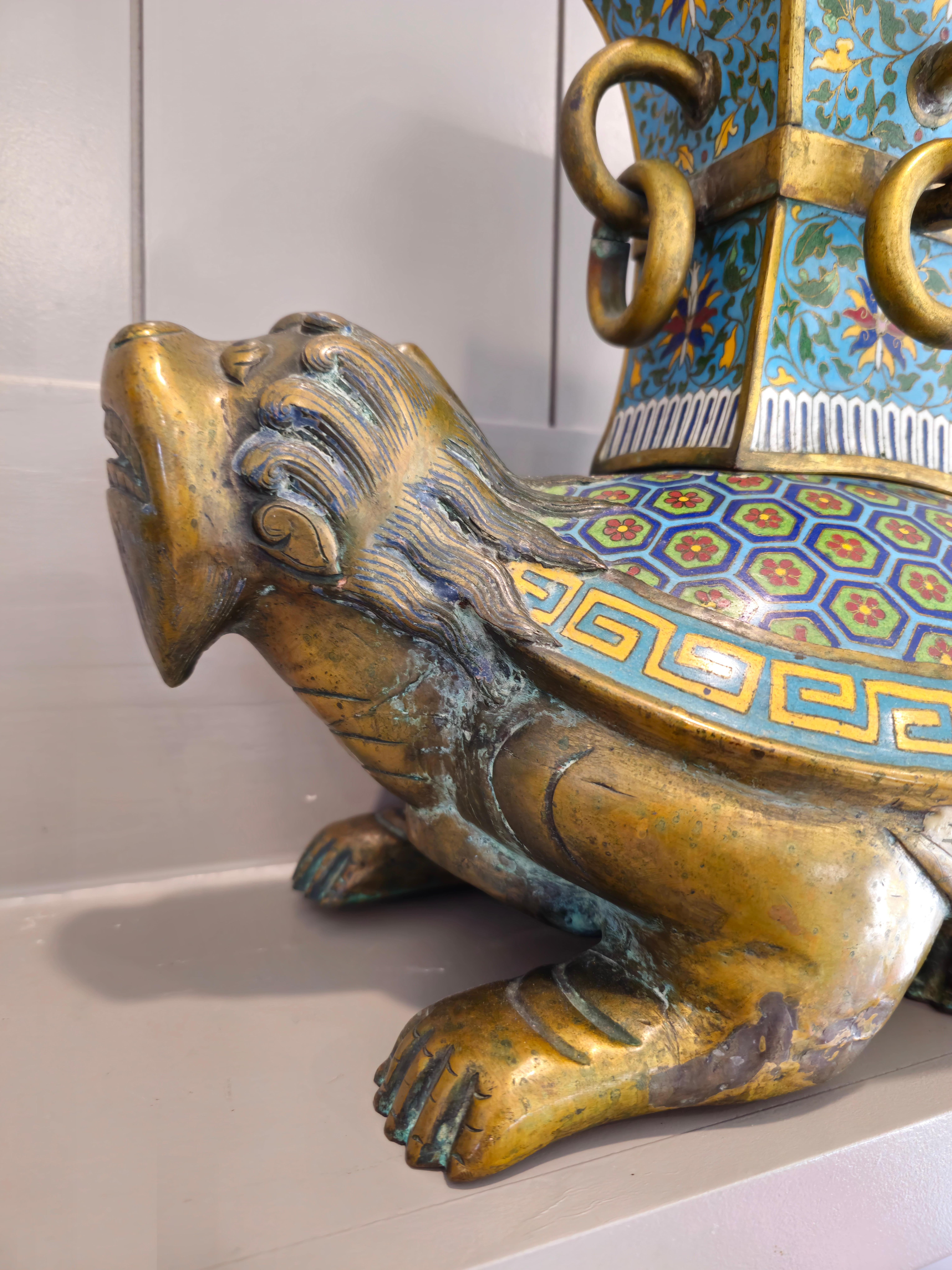 Ancien vase encensoir en bronze émaillé cloisonné chinois Qing à figure de dragon tortue en vente 3