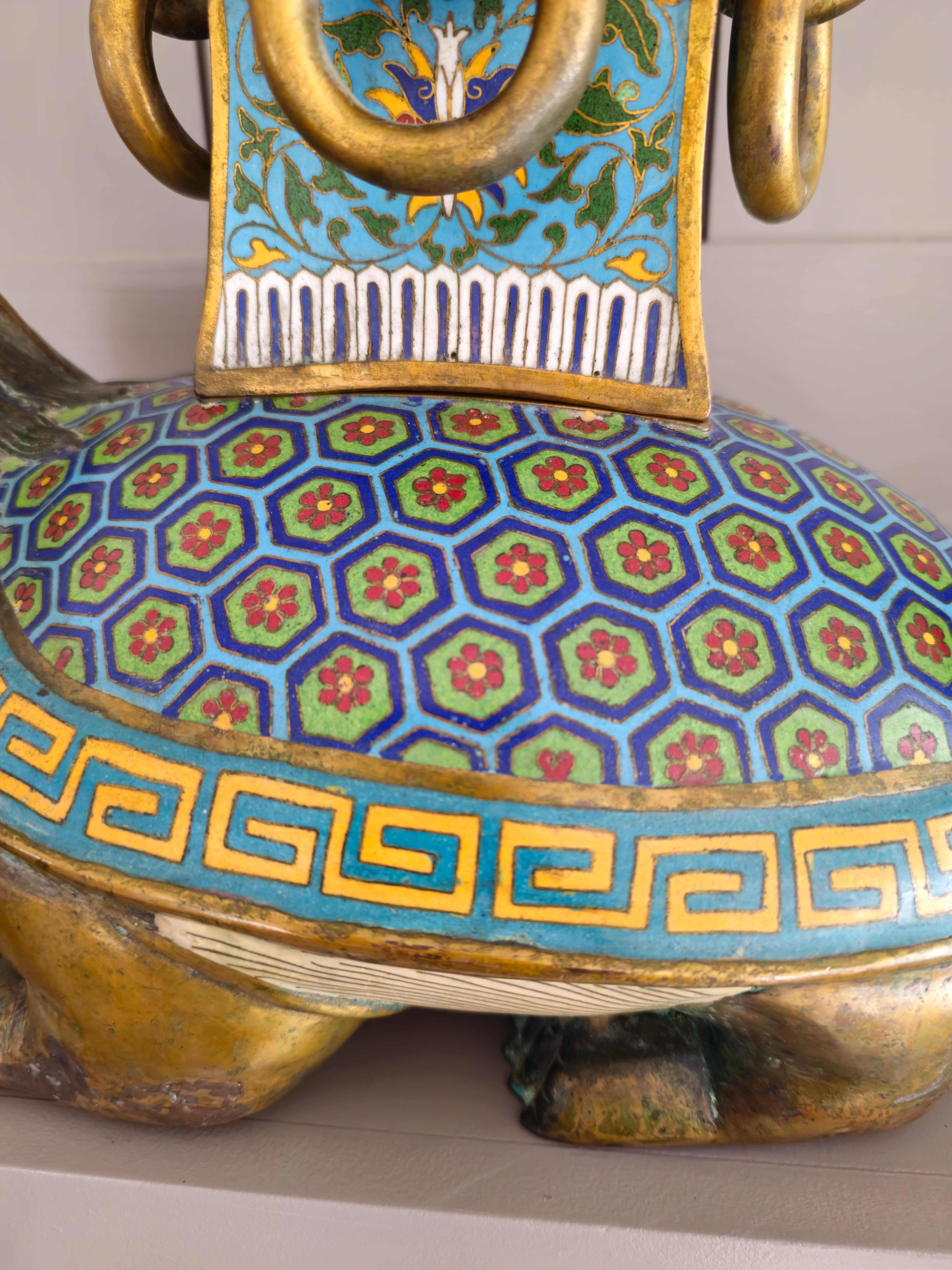 Ancien vase encensoir en bronze émaillé cloisonné chinois Qing à figure de dragon tortue en vente 4