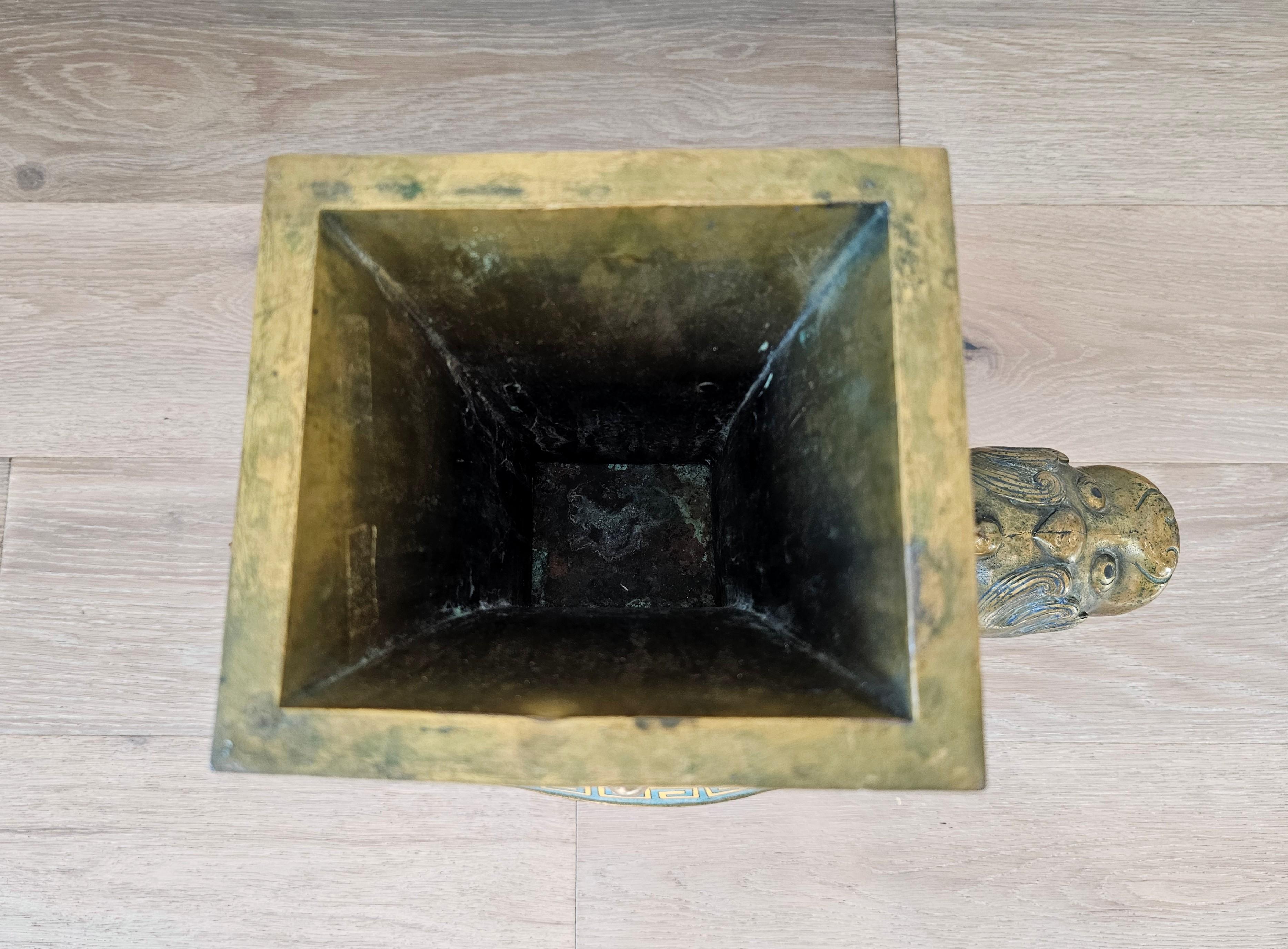 Ancien vase encensoir en bronze émaillé cloisonné chinois Qing à figure de dragon tortue en vente 9