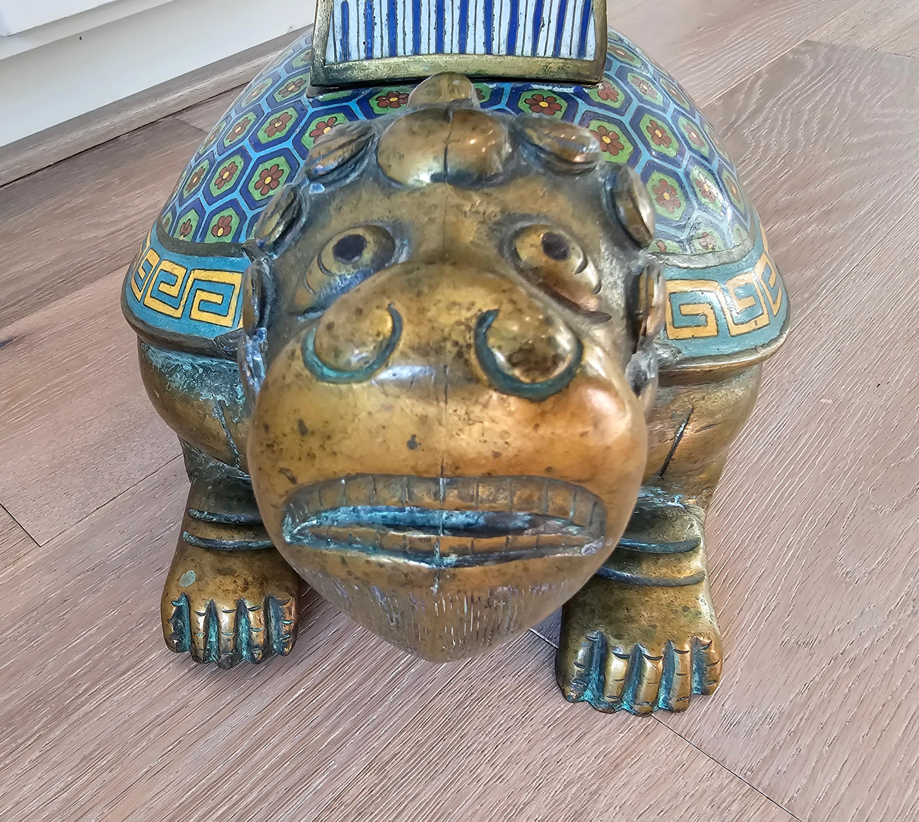 Ancien vase encensoir en bronze émaillé cloisonné chinois Qing à figure de dragon tortue en vente 12