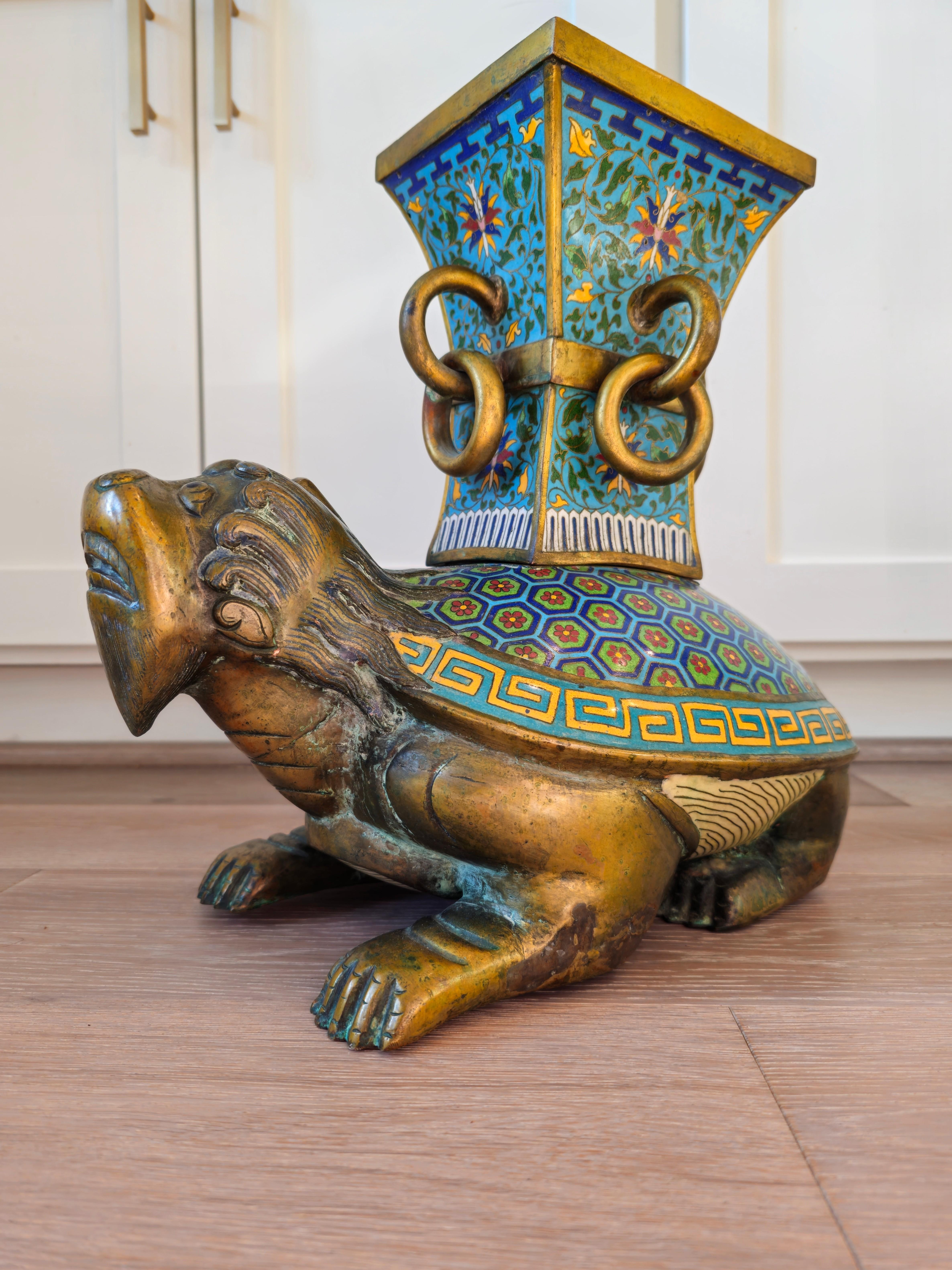 Chinois Ancien vase encensoir en bronze émaillé cloisonné chinois Qing à figure de dragon tortue en vente