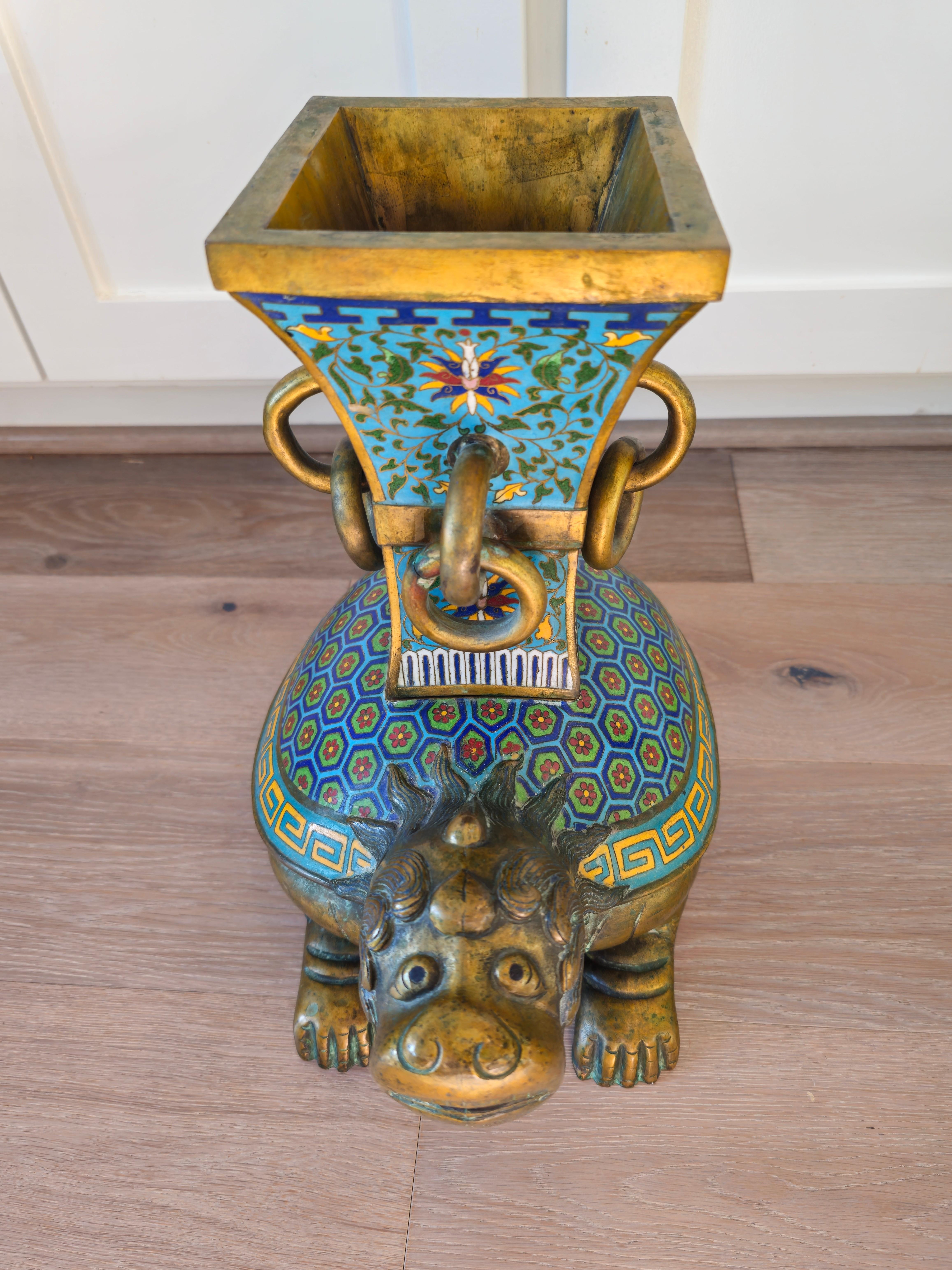 Moulage Ancien vase encensoir en bronze émaillé cloisonné chinois Qing à figure de dragon tortue en vente