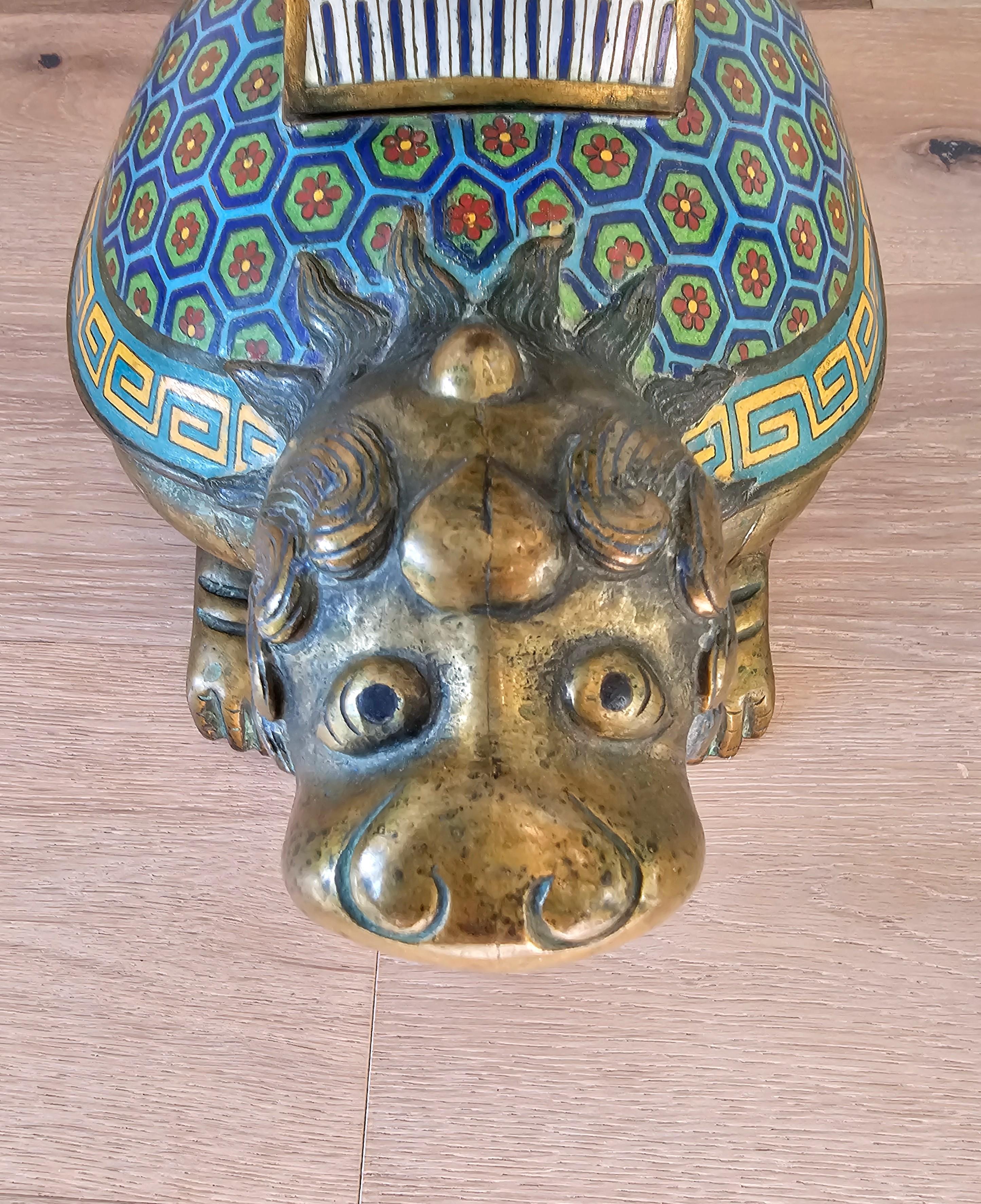 XIXe siècle Ancien vase encensoir en bronze émaillé cloisonné chinois Qing à figure de dragon tortue en vente