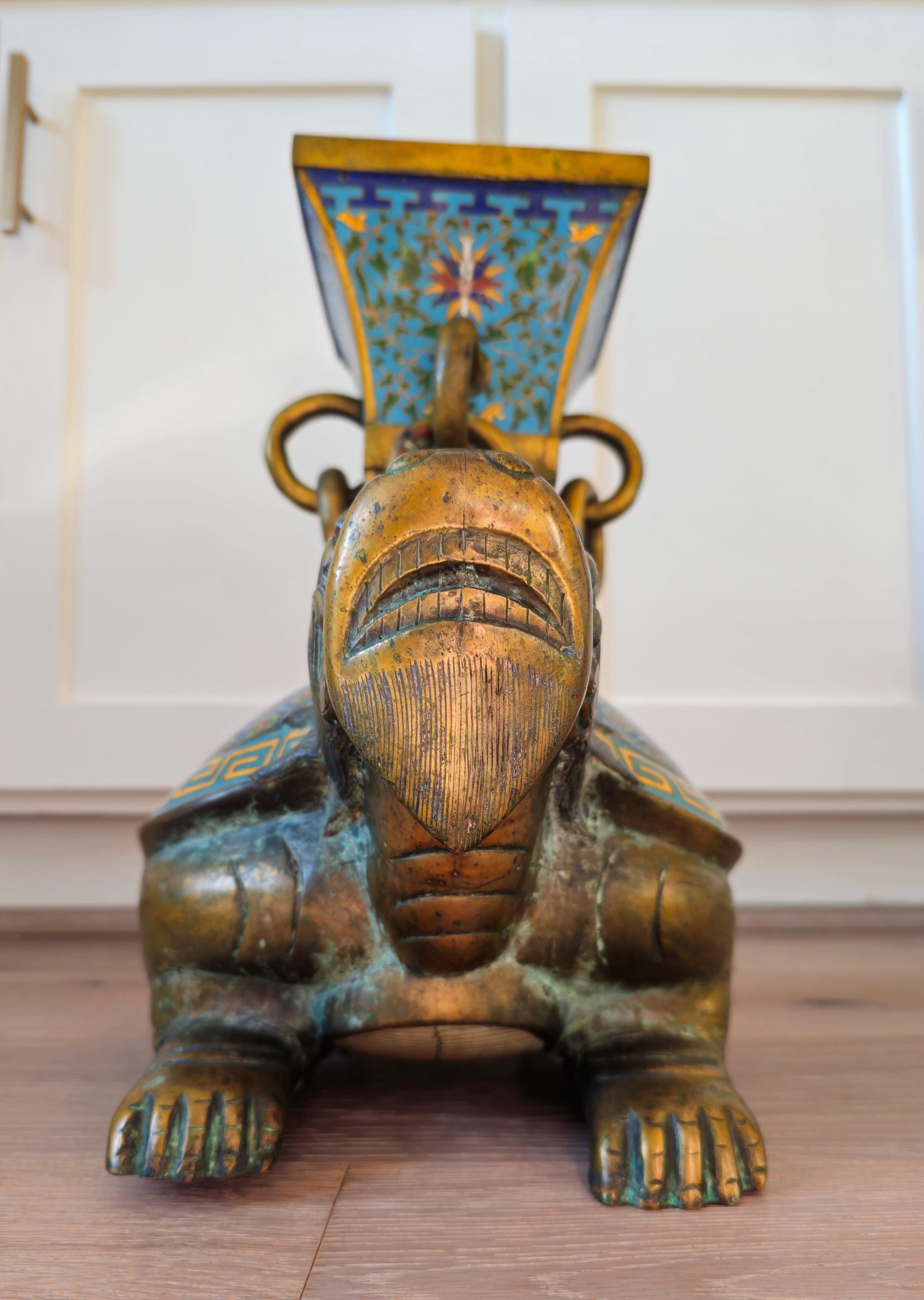 Bronze Ancien vase encensoir en bronze émaillé cloisonné chinois Qing à figure de dragon tortue en vente