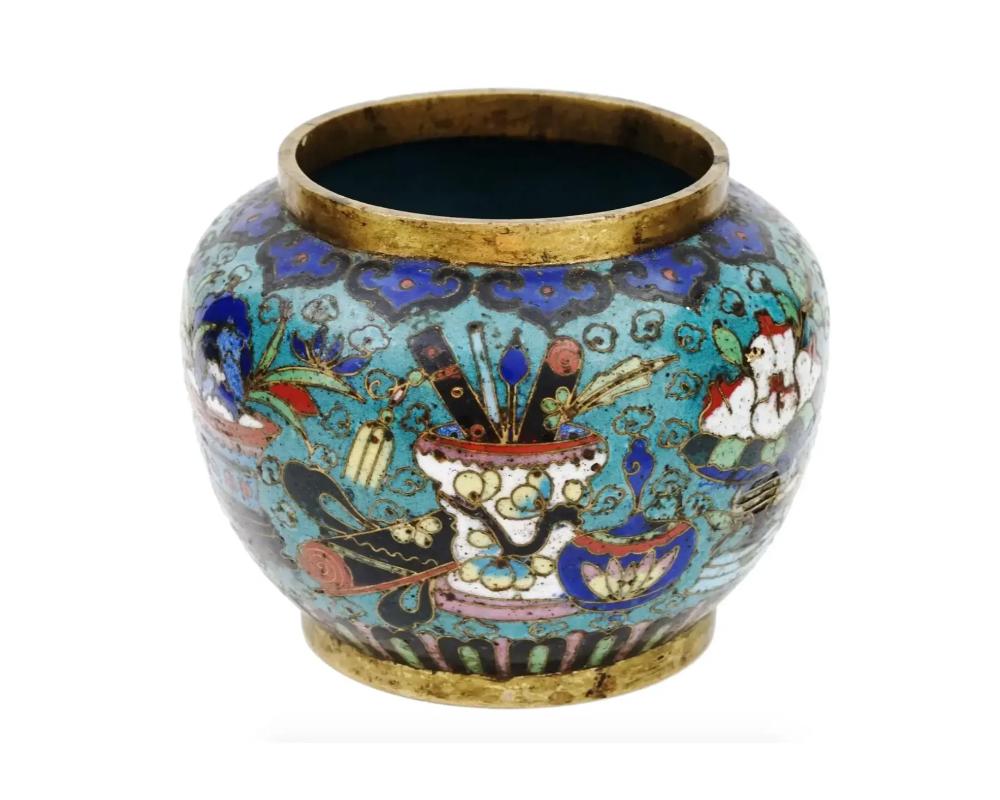 Eine antike chinesische Vase aus vergoldetem Kupfer mit Cloisonne-Emaille. Späte Qing-Zeit, vor 1912. Runde Miniaturform mit ausgeprägtem Boden und Hals. Schreibgeräte und Papierrollen schmücken das Motiv vor dem türkisblauen Hintergrund.