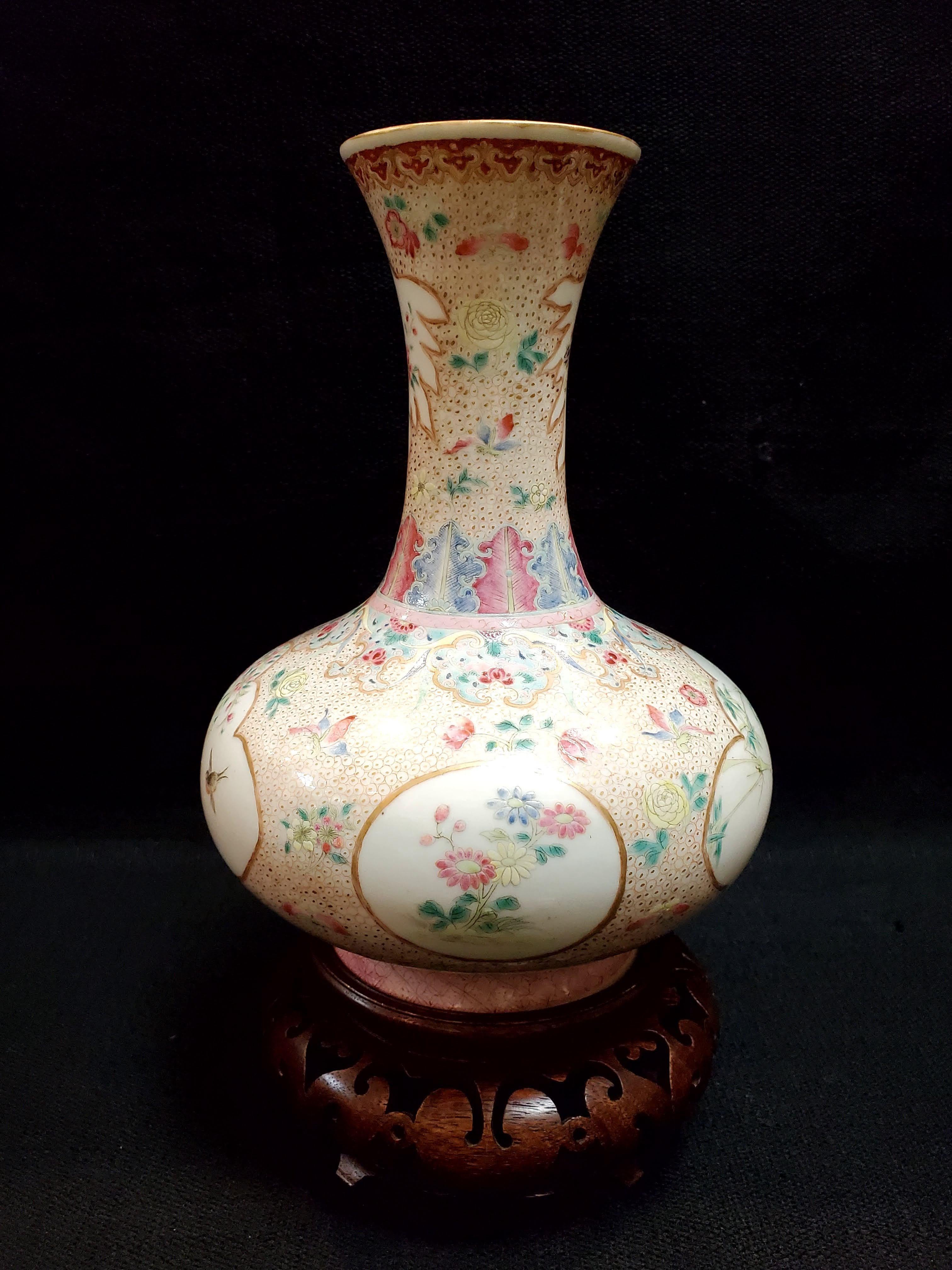 Antique Chinese Qing delicate famille rose floral ornament porcelain vase. ????????????
Condition: Shows normal sign of wear and use, No damage or crack. 
Approximate size: H: 8 inch, W: 5 inch, diameter of rim: 7 cm. Please refer the size and