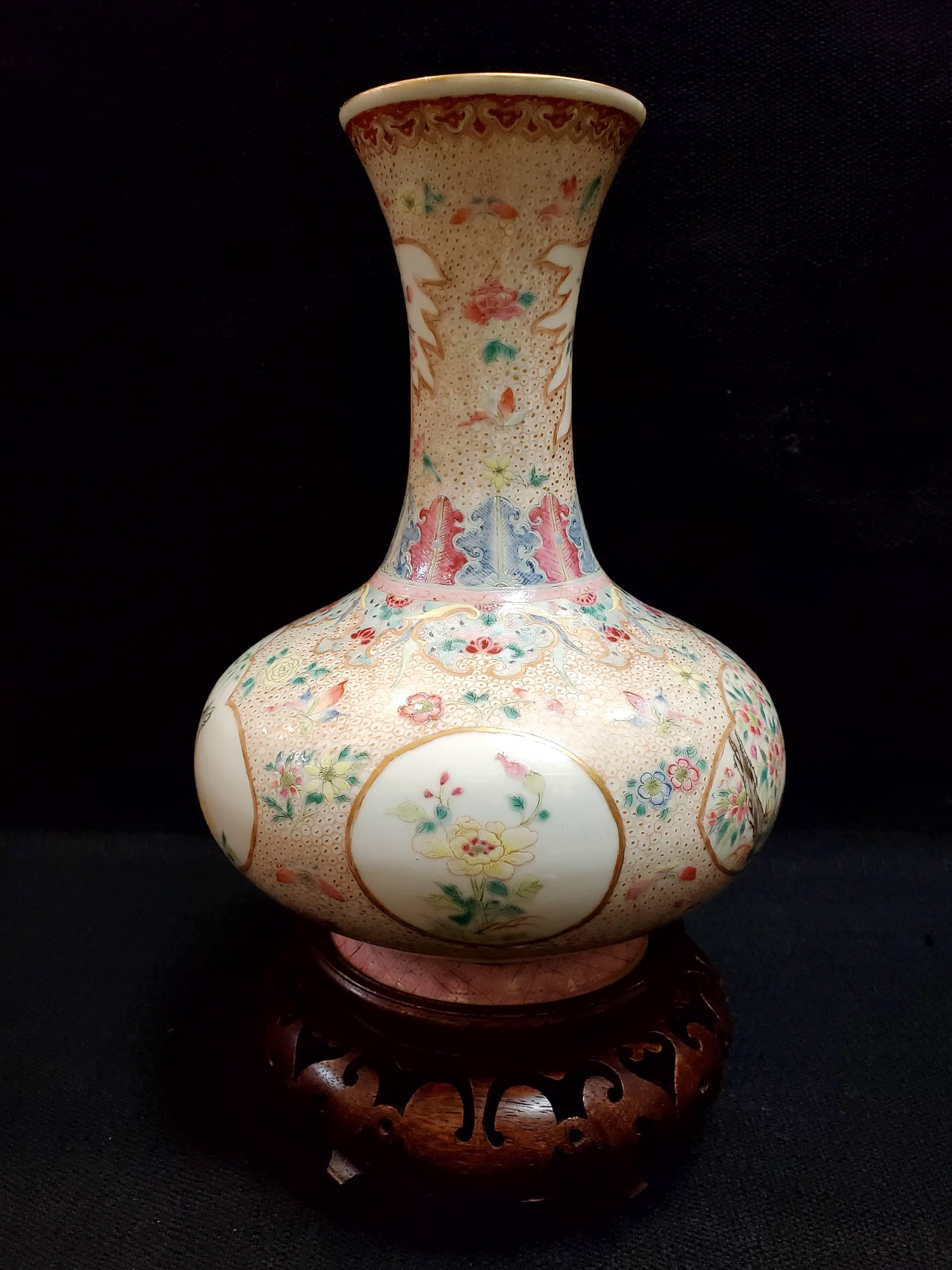Antique Chinese Qing Delicate Famille Rose Floral Ornament Porcelain Vase In Good Condition For Sale In San Gabriel, CA
