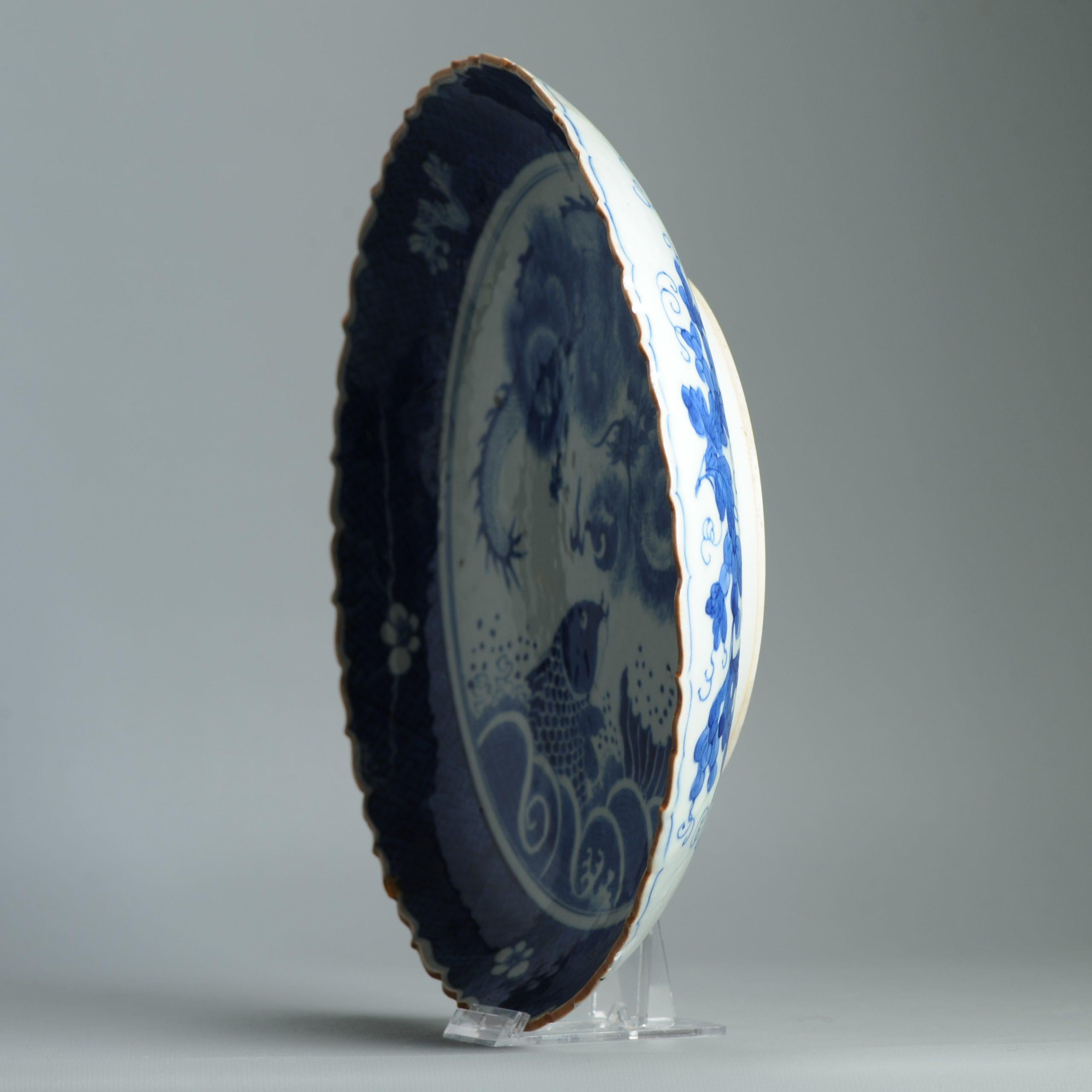 Ancienne assiette à carpes et dragons Chenghua de la dynastie chinoise Qing (18/19C) en bleu et blanc en vente 4