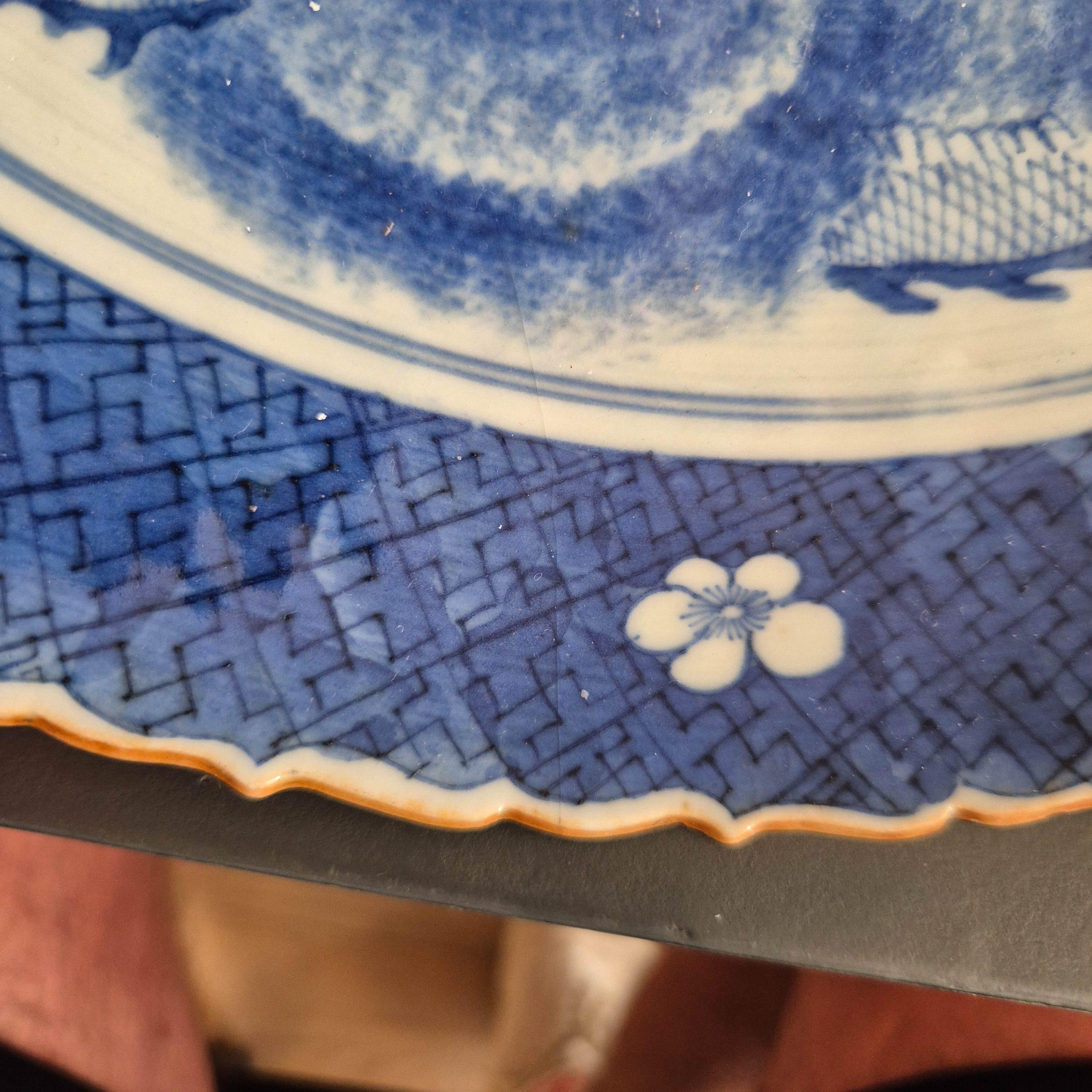 Ancienne assiette à carpes et dragons Chenghua de la dynastie chinoise Qing (18/19C) en bleu et blanc en vente 5