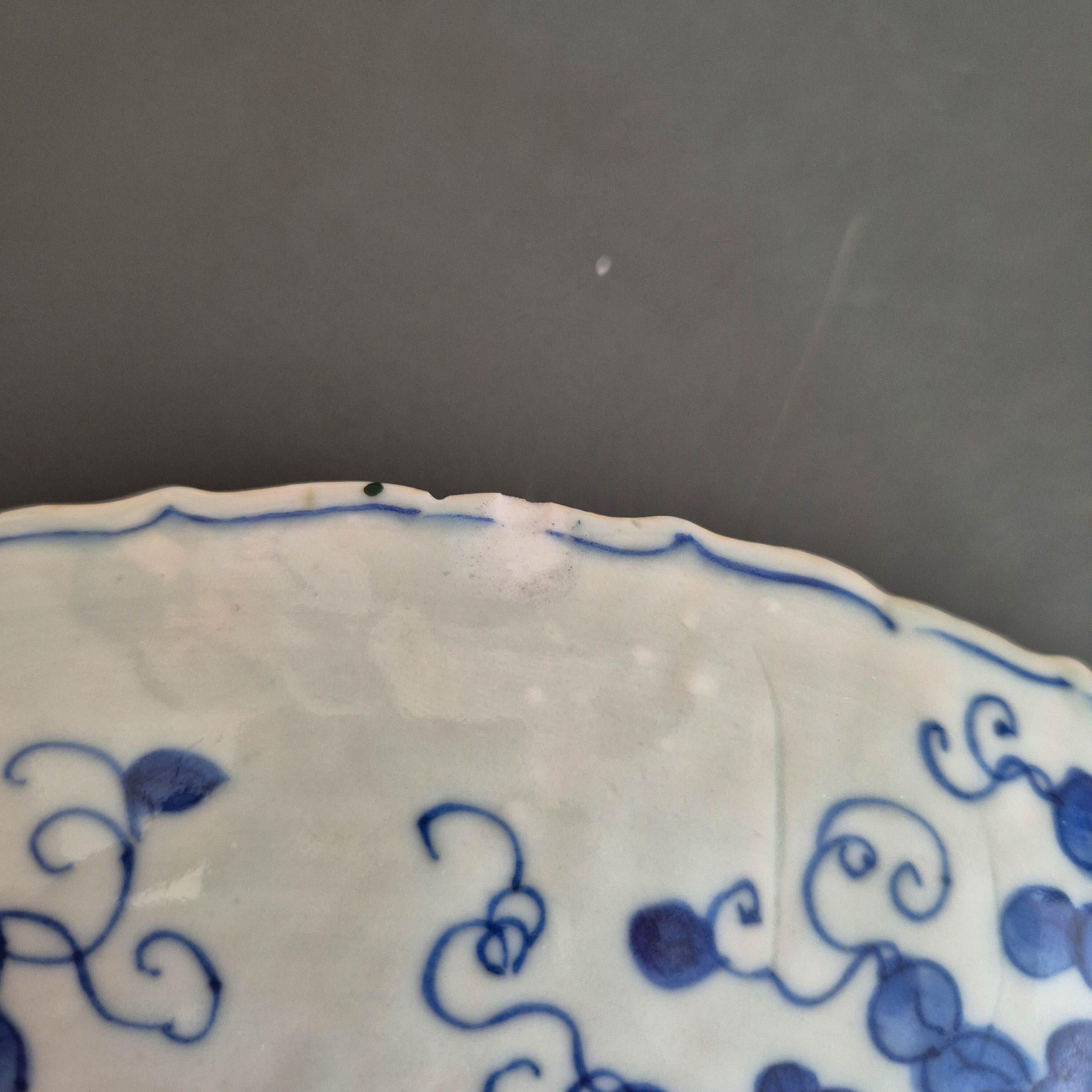 Ancienne assiette à carpes et dragons Chenghua de la dynastie chinoise Qing (18/19C) en bleu et blanc en vente 6