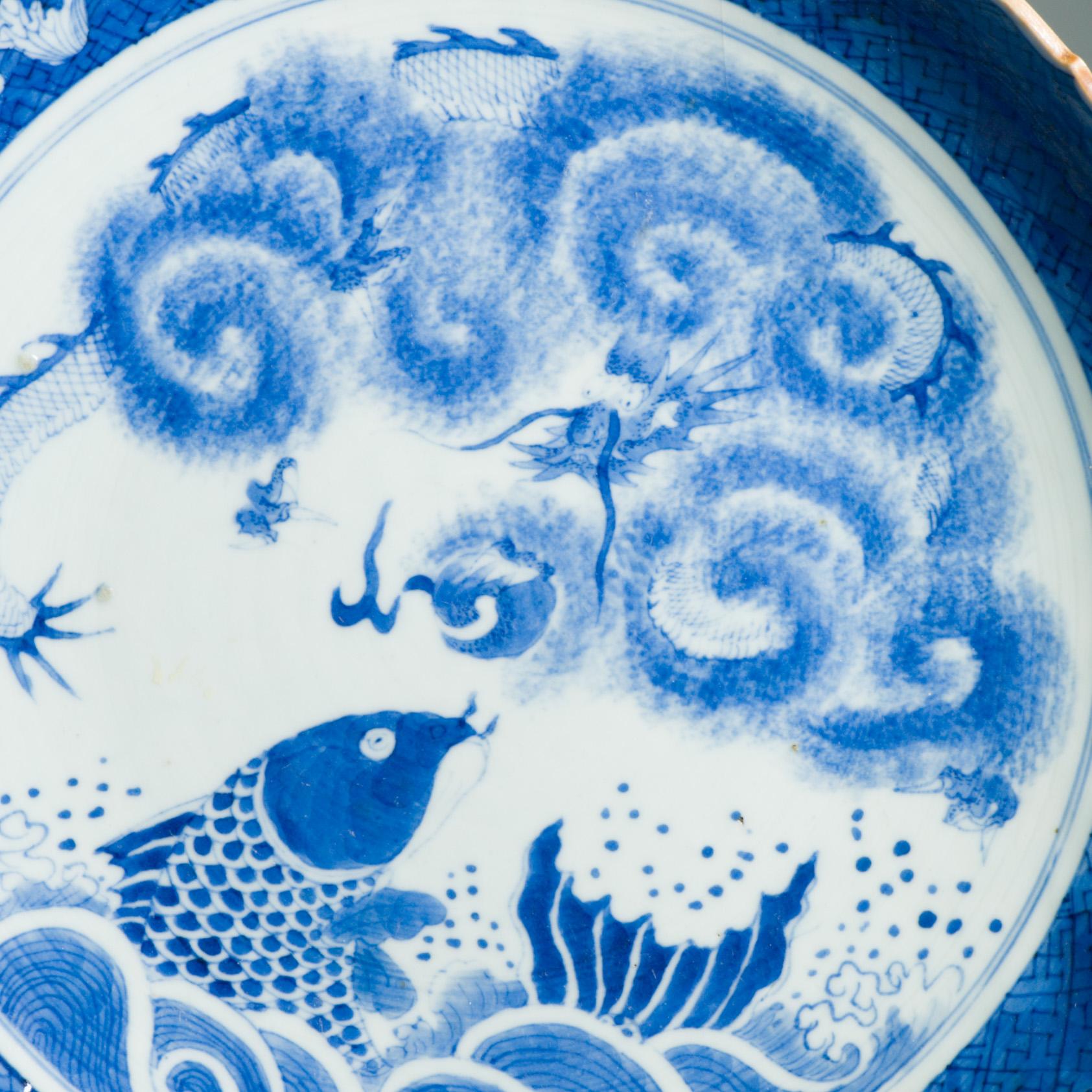 Ancienne assiette à carpes et dragons Chenghua de la dynastie chinoise Qing (18/19C) en bleu et blanc en vente 8