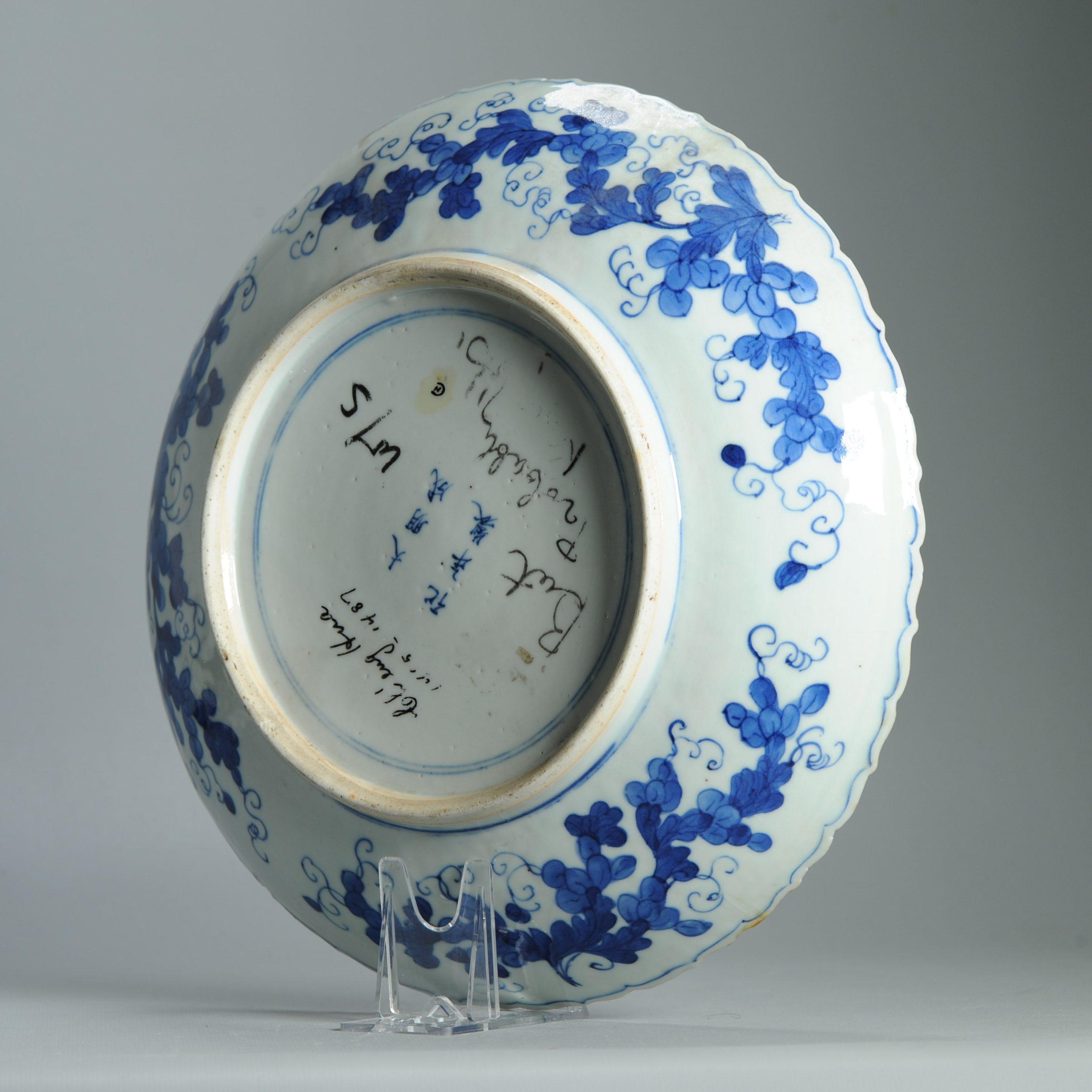 Ancienne assiette à carpes et dragons Chenghua de la dynastie chinoise Qing (18/19C) en bleu et blanc en vente 9